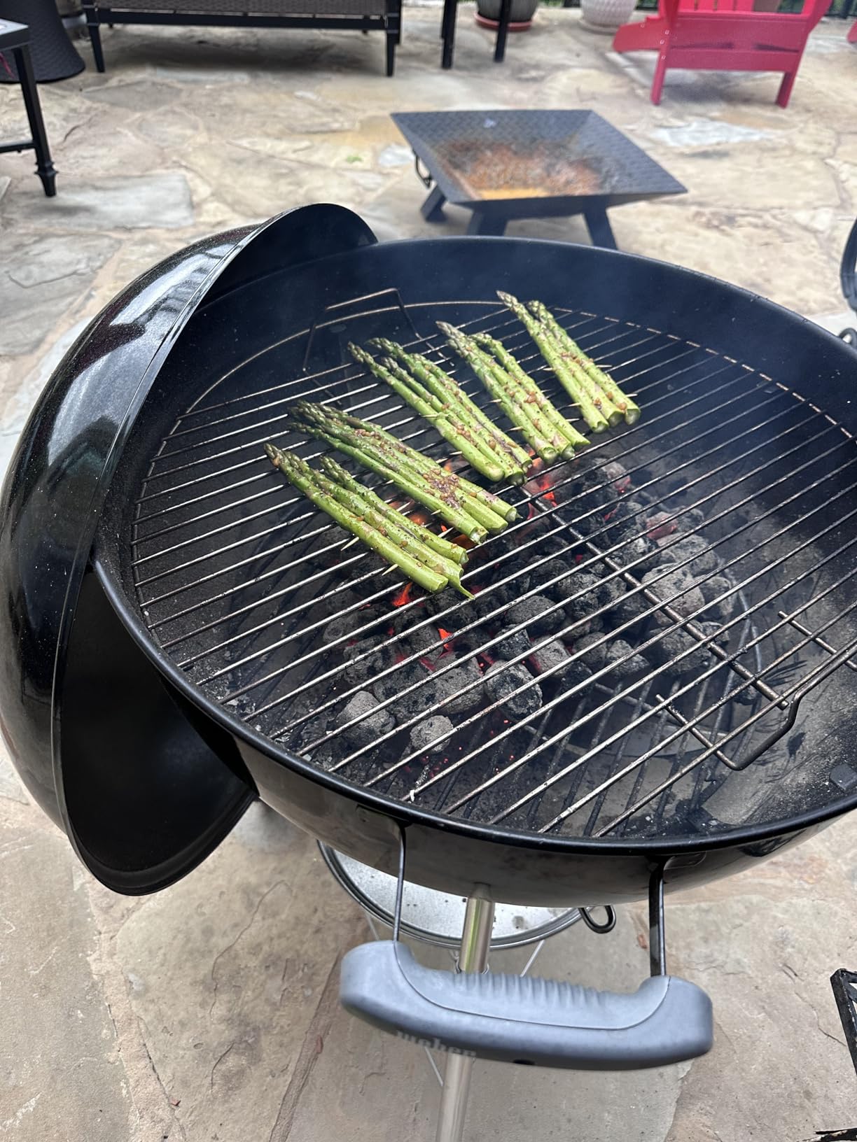 Weber Original Kettle Charcoal Grill, 22-Inch, Black - Classic Outdoor BBQ Grill with One‑Touch™ Cleaning System & Precise Temperature Control Dampers customer photo 2