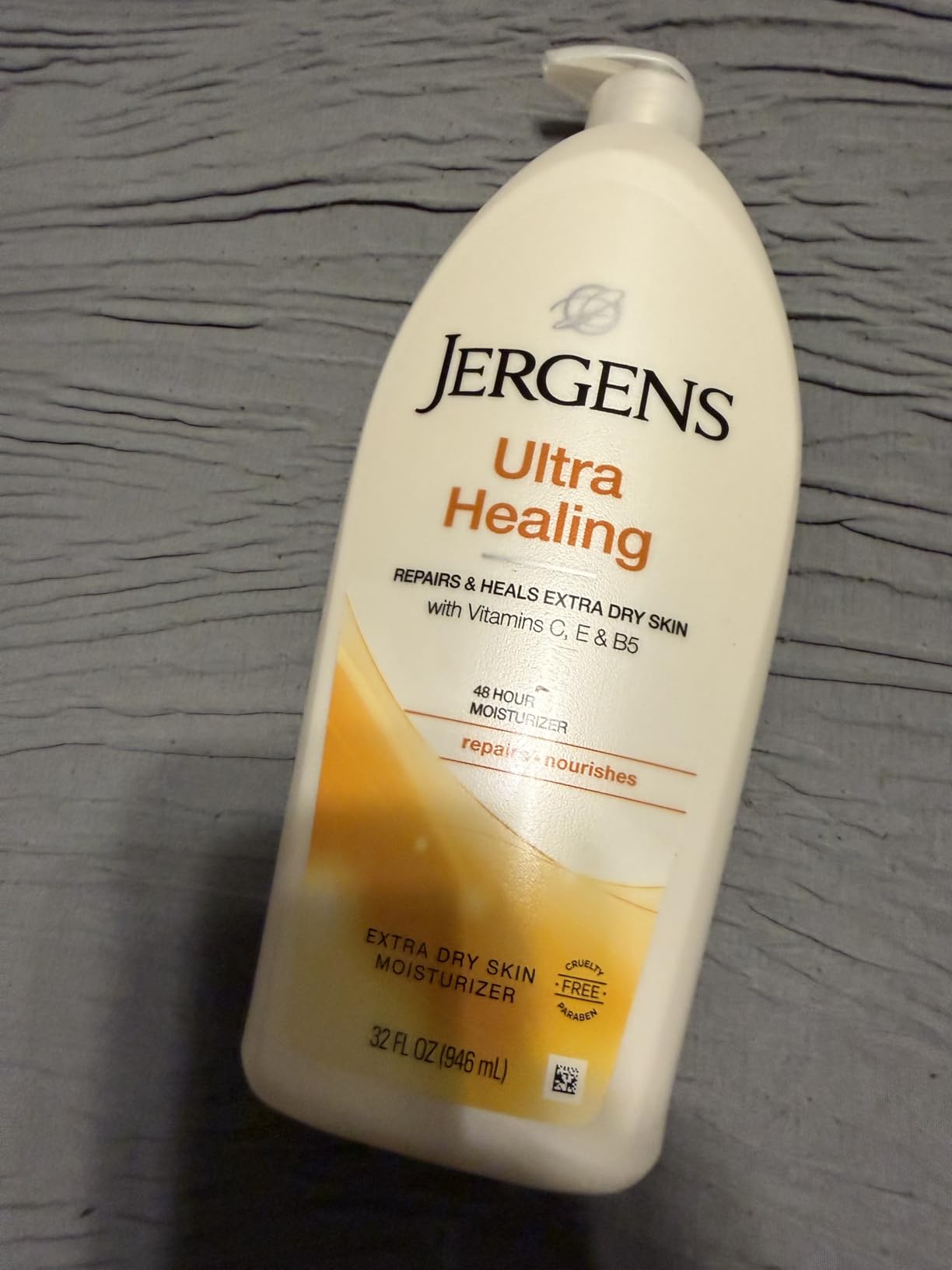 Jergens Ultra Healing Dry Skin Lotion, Hand and Body Moisturizer for Quick Absorption into Extra Dry Skin with Hydralucence Blend, Vitamins C, E and B5, White, 32oz customer photo 1