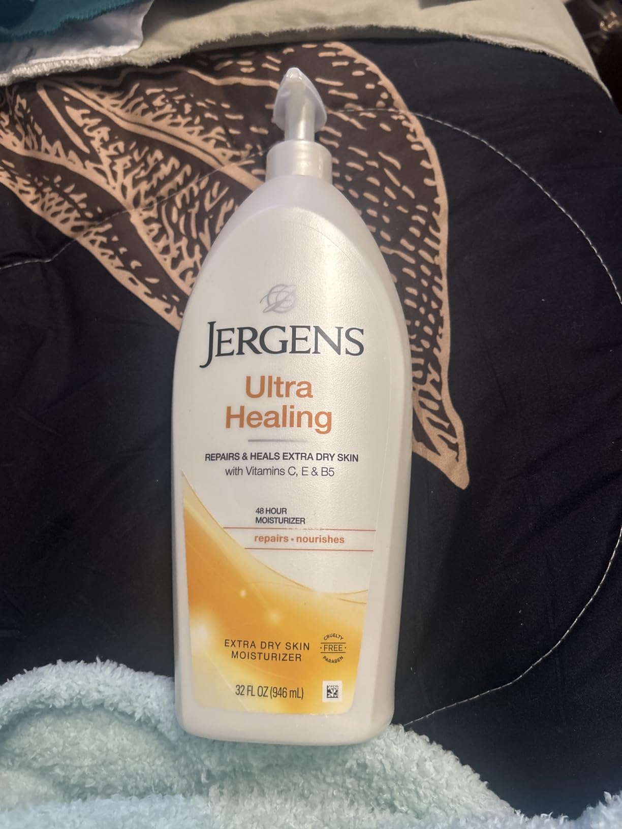 Jergens Ultra Healing Dry Skin Lotion, Hand and Body Moisturizer for Quick Absorption into Extra Dry Skin with Hydralucence Blend, Vitamins C, E and B5, White, 32oz customer photo 2