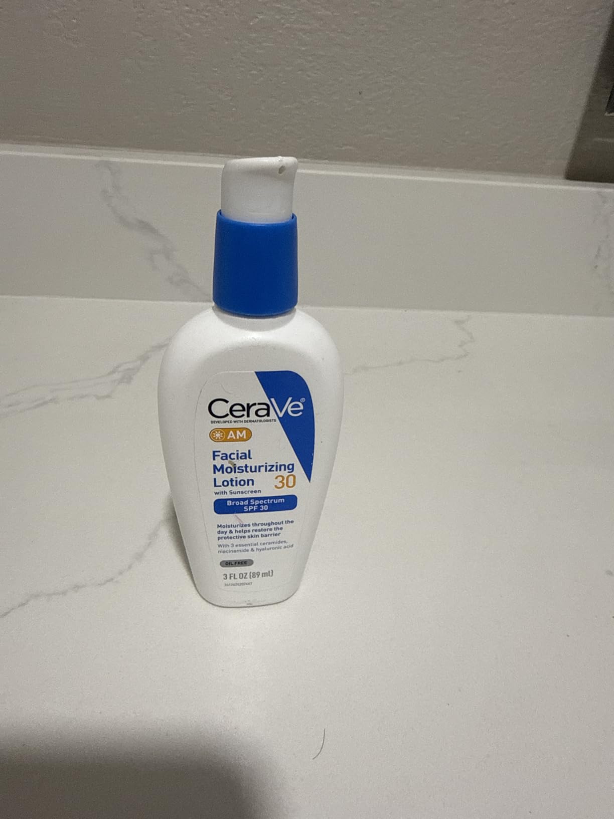 CeraVe AM Facial Moisturizing Lotion with SPF 30, Oil-Free Face Moisturizer with SPF, Formulated with Hyaluronic Acid, Niacinamide & Ceramides, Non-Comedogenic, Broad Spectrum Sunscreen, 3 Ounce customer photo 1