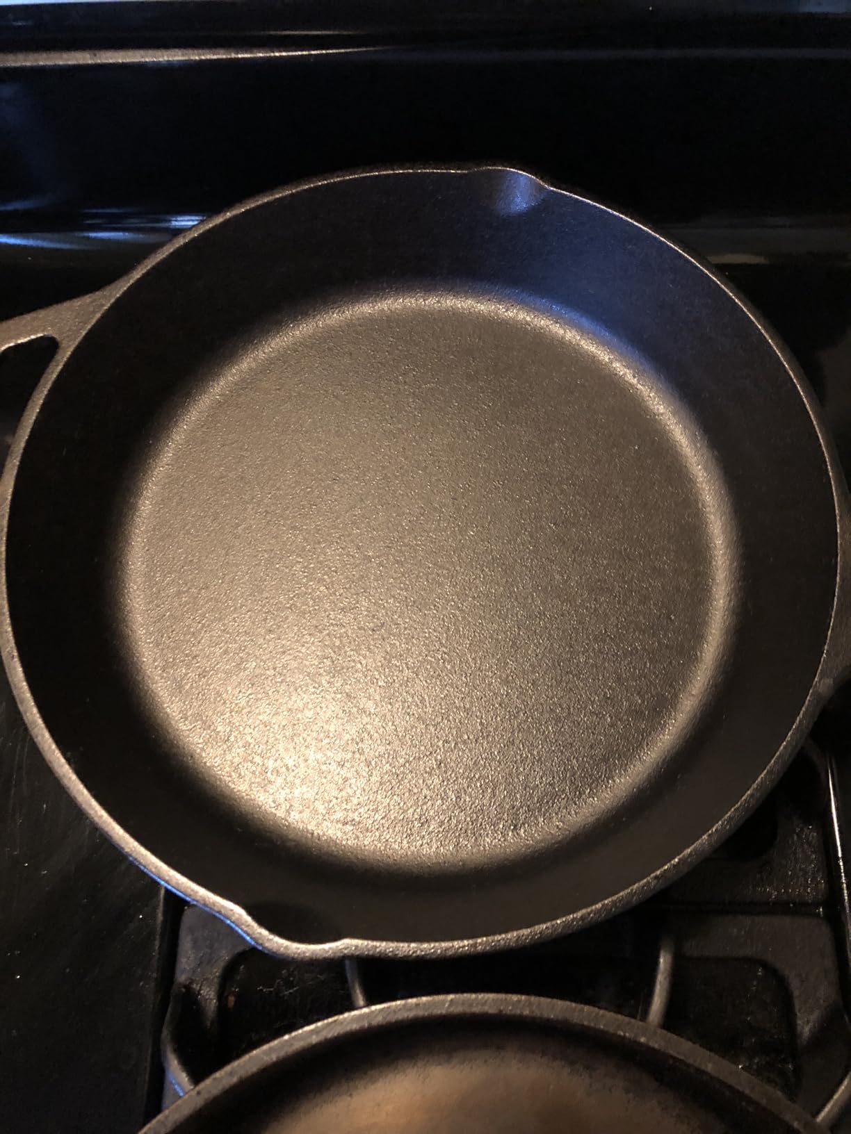 Lodge Seasoned Cast Iron Skillet 12 Inches - Quality Frying Pan for the Stove, Oven, Grill & Campfire - Includes Silicone Hot Handle Holder - Non-Toxic, Nonstick & Long-Lasting customer photo 2