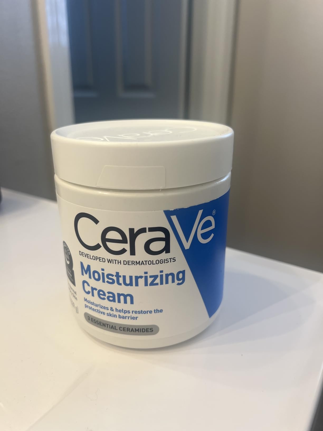 CeraVe Moisturizing Cream, Body and Face Moisturizer for Dry Skin, Body Cream with Hyaluronic Acid and Ceramides, Daily Moisturizer, Oil-Free, Fragrance Free, Non-Comedogenic, 19 Ounce customer photo 2
