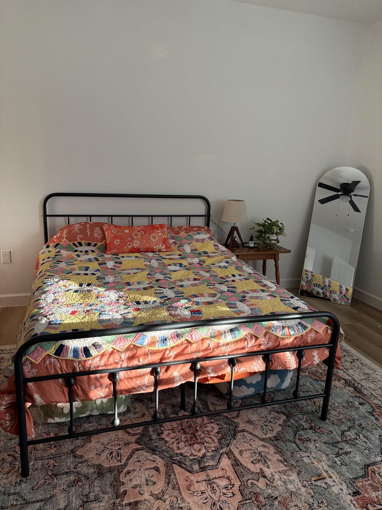 Yaheetech Classic Metal Platform Bed Frame Mattress Foundation with Victorian Style Iron-Art Headboard and Footboard, Under Bed Storage, Queen Size Black customer photo 2