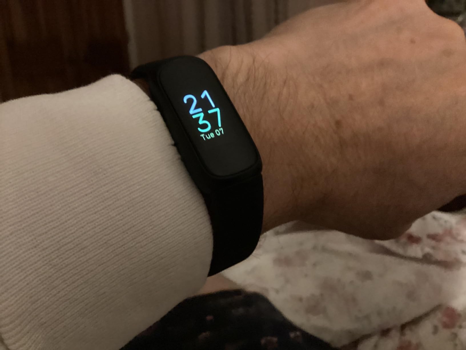 Fitbit Inspire 3 Health & Fitness Tracker with Stress Management, Workout Intensity, Sleep Tracking, 24/7 Heart Rate, Midnight Zen/Black One Size (S & L Bands Included) customer photo 1