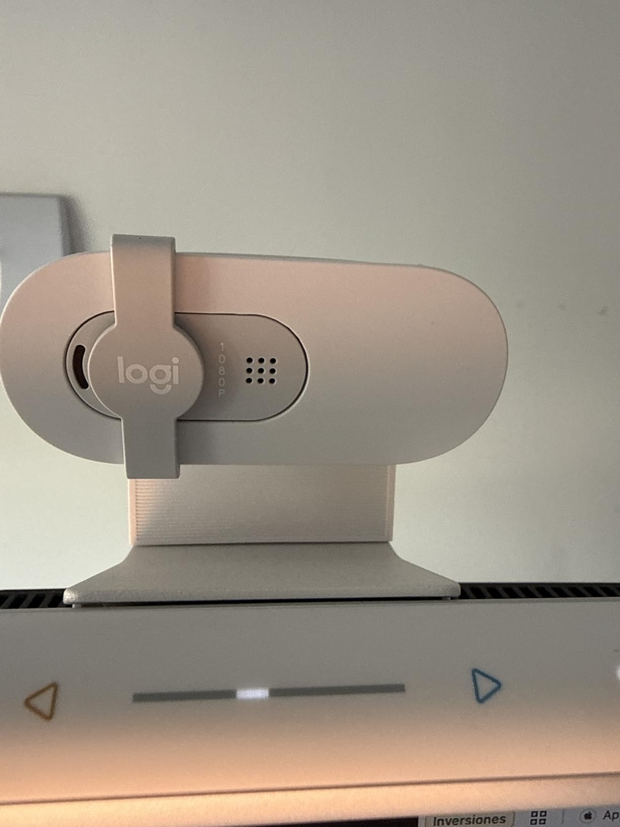 Logitech Brio 101 Full HD 1080p Webcam for Meetings, Streaming, Desktop, Laptop, PC - Built-in Mic, Shutter, Works with Zoom, Microsoft Teams, Nintendo Switch customer photo 2