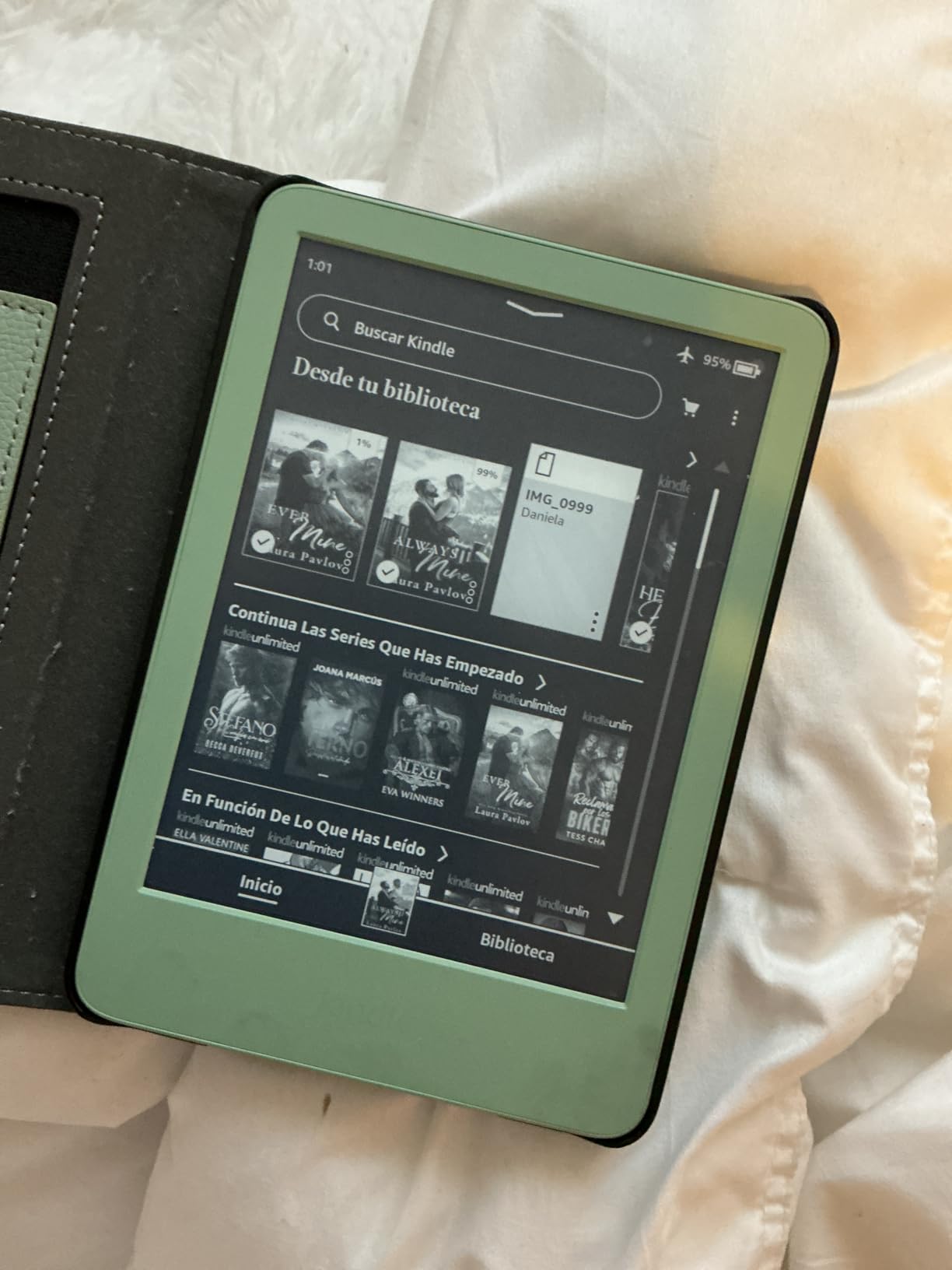 Amazon Kindle 16 GB (newest model) - Lightest and most compact Kindle, now with faster page turns, and higher contrast ratio, for an enhanced reading experience - Black customer photo 1