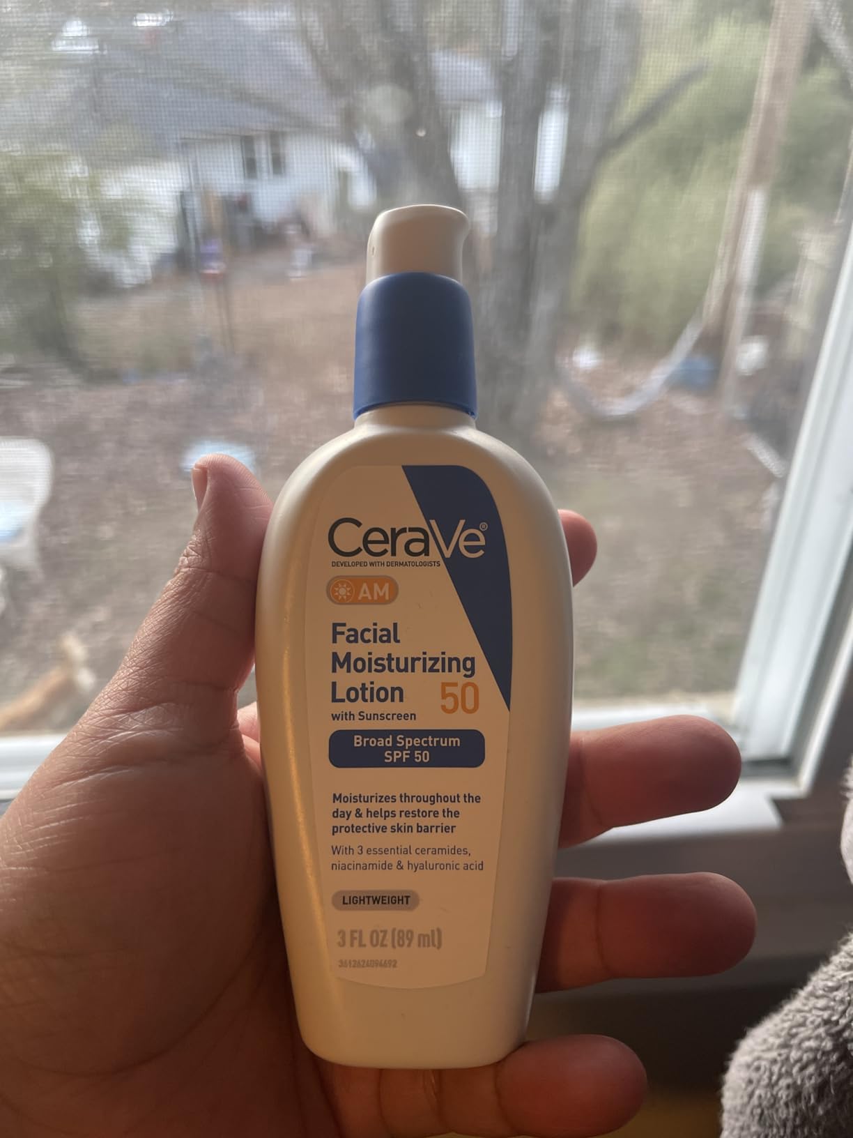 CeraVe AM Facial Moisturizing Lotion SPF 50, Face Moisturizer with SPF, Hyaluronic Acid, Niacinamide & Ceramides, Non-Greasy, Blends Seamlessly With No White Cast, Non Comedogenic Sunscreen, 3 Oz customer photo 2