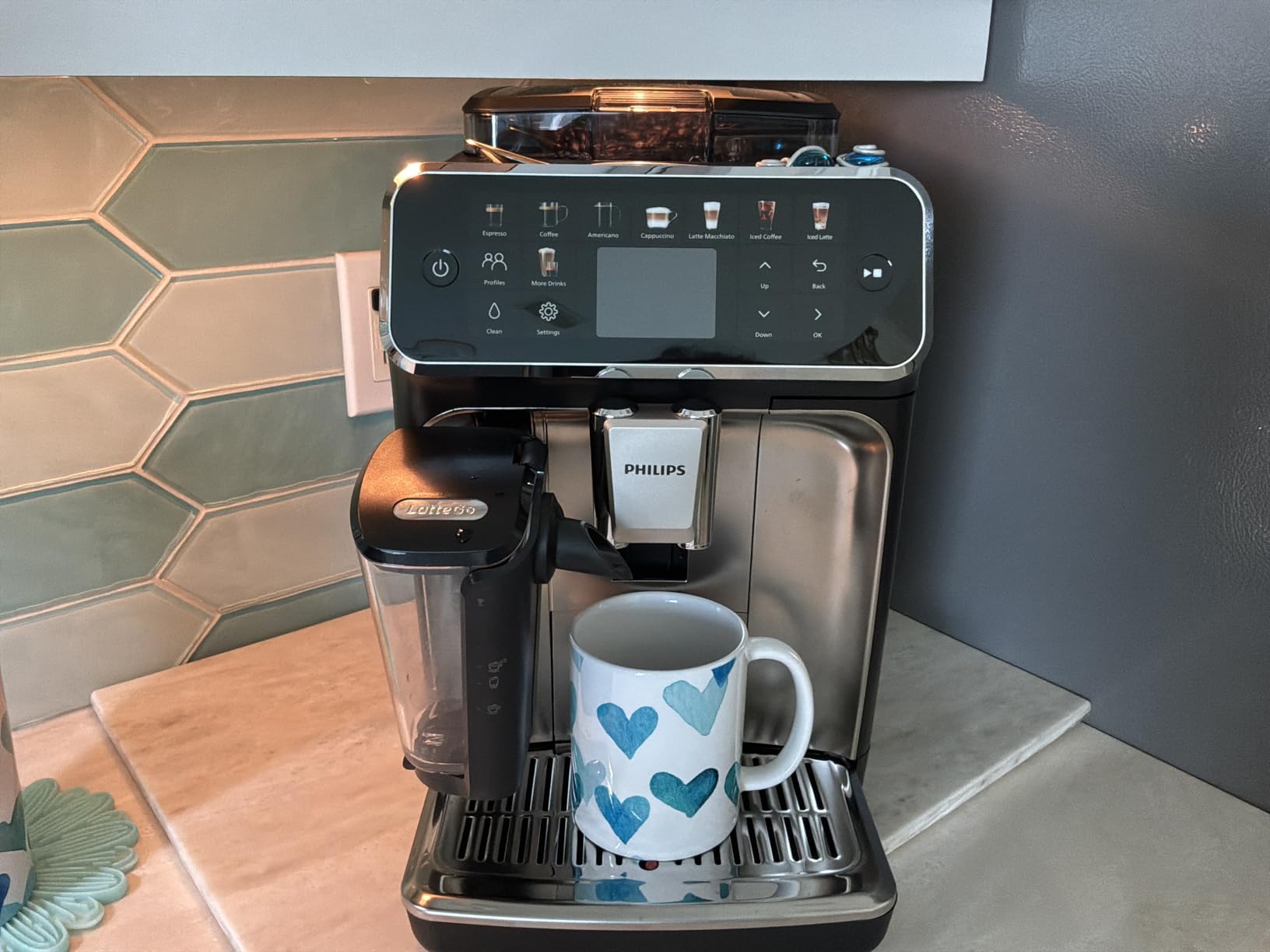 Philips 5500 Series Fully Automatic Espresso Machine, LatteGo Milk System, Integrated Grinder, 20 Hot & Iced Coffee Pre-Sets, Quick Start, SilentBrew, 15-Bar Pressure, Black Chrome (EP5544/94) customer photo 1