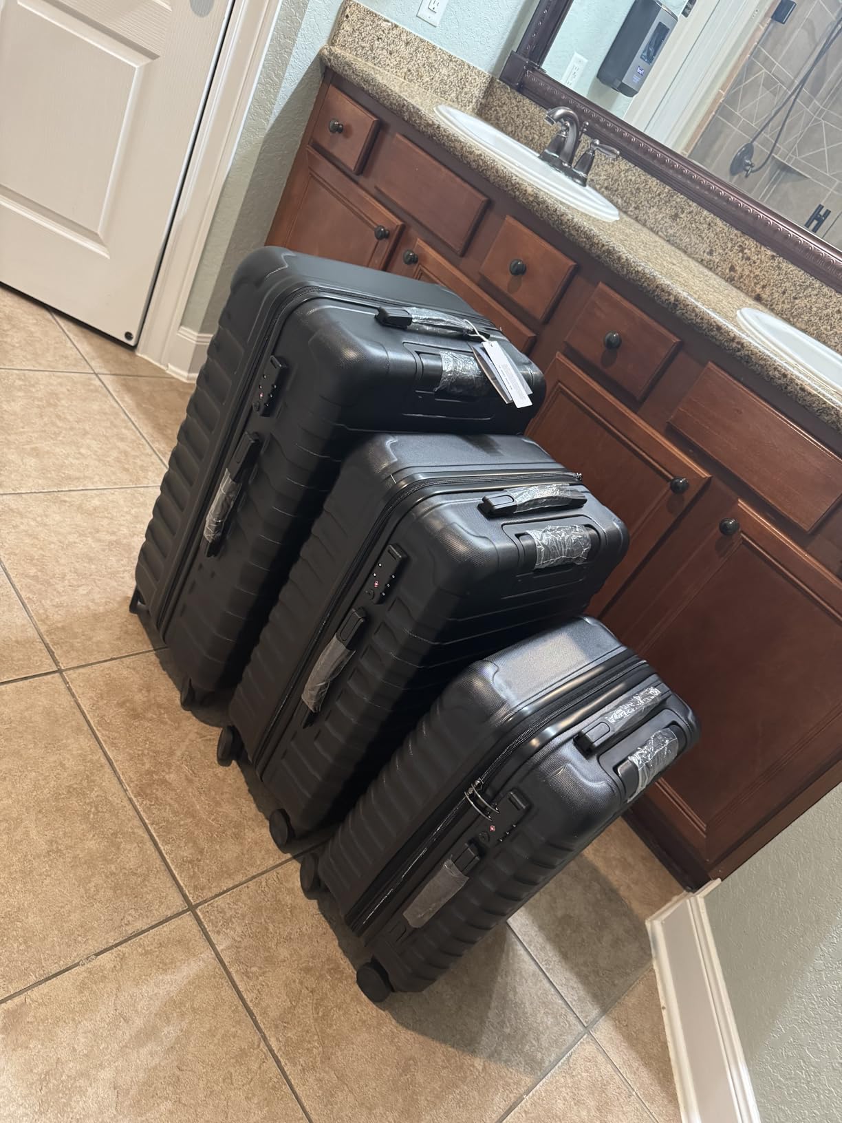 LIGHT FLIGHT Luggage Sets, 3 Piece Durable Suitcase Set with Spinner Wheels, 3 Pcs Hardside Lightweight luggage with TSA Lock, Large Checked Travel Suitcases, 20/24/28 Inch, Black customer photo 1