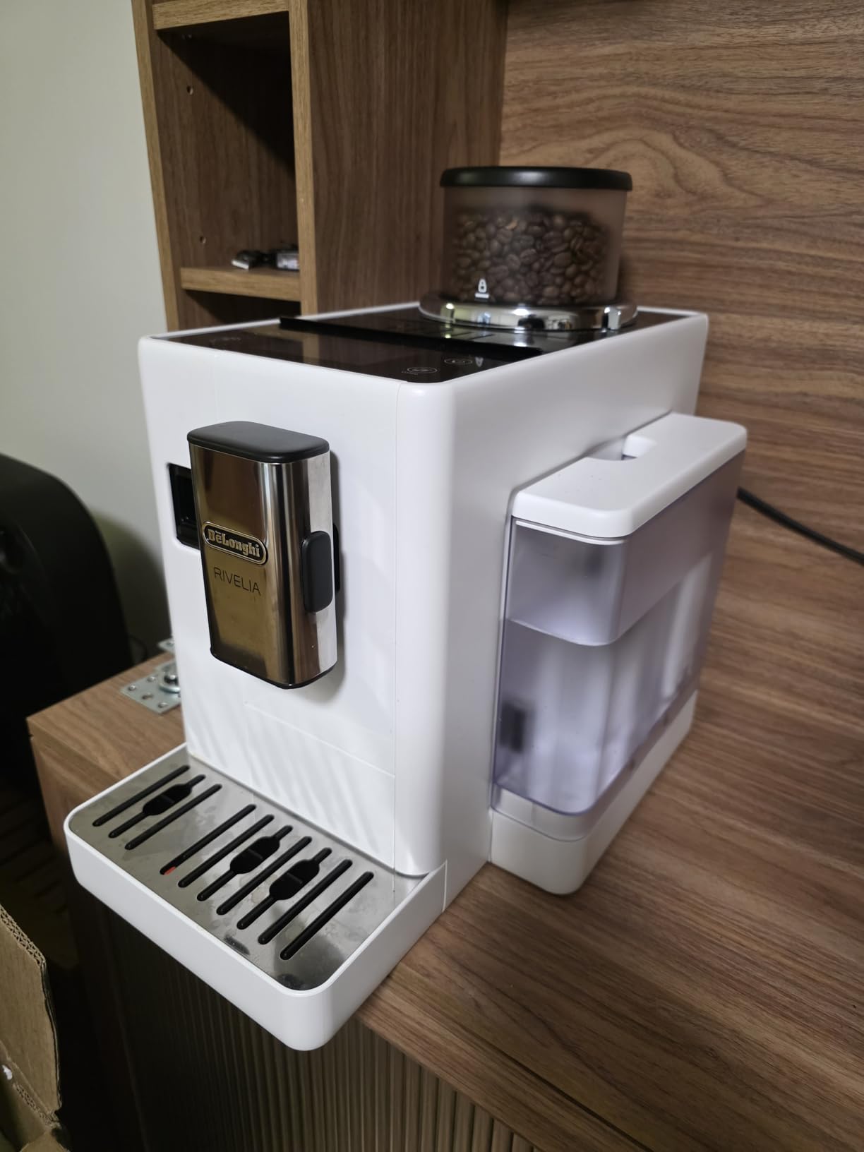 De'Longhi Rivelia Automatic Espresso Machine with Grinder & Milk Frother - All-in-One Coffee Maker, Hot & Iced Latte, Cappuccino, Bean Switch System, Burr Grinder customer photo 2