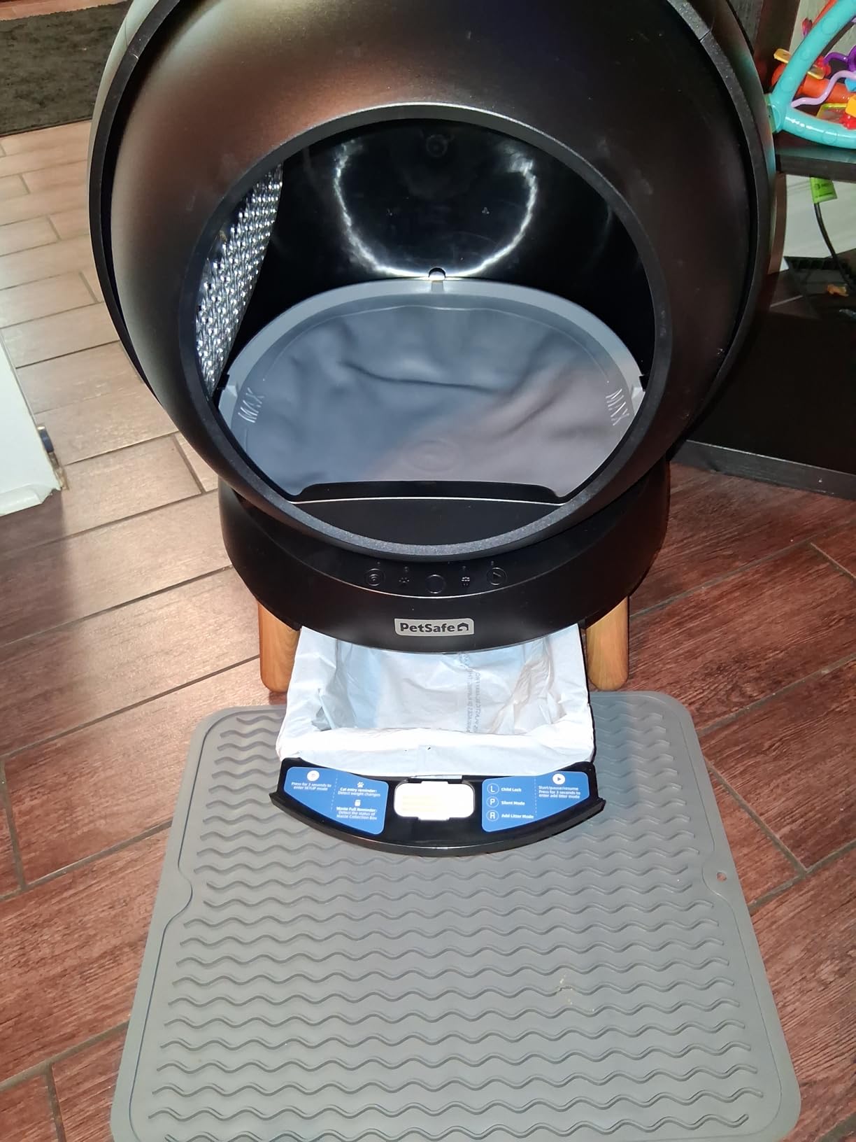 PetSafe ScoopFree SmartSpin Self-Cleaning Cat Litter Box, Black - Advanced Odor Control, App Controlled with Health Monitoring, Works with Any Litter, Up to 2 Weeks of Hands-Free Cleaning customer photo 1