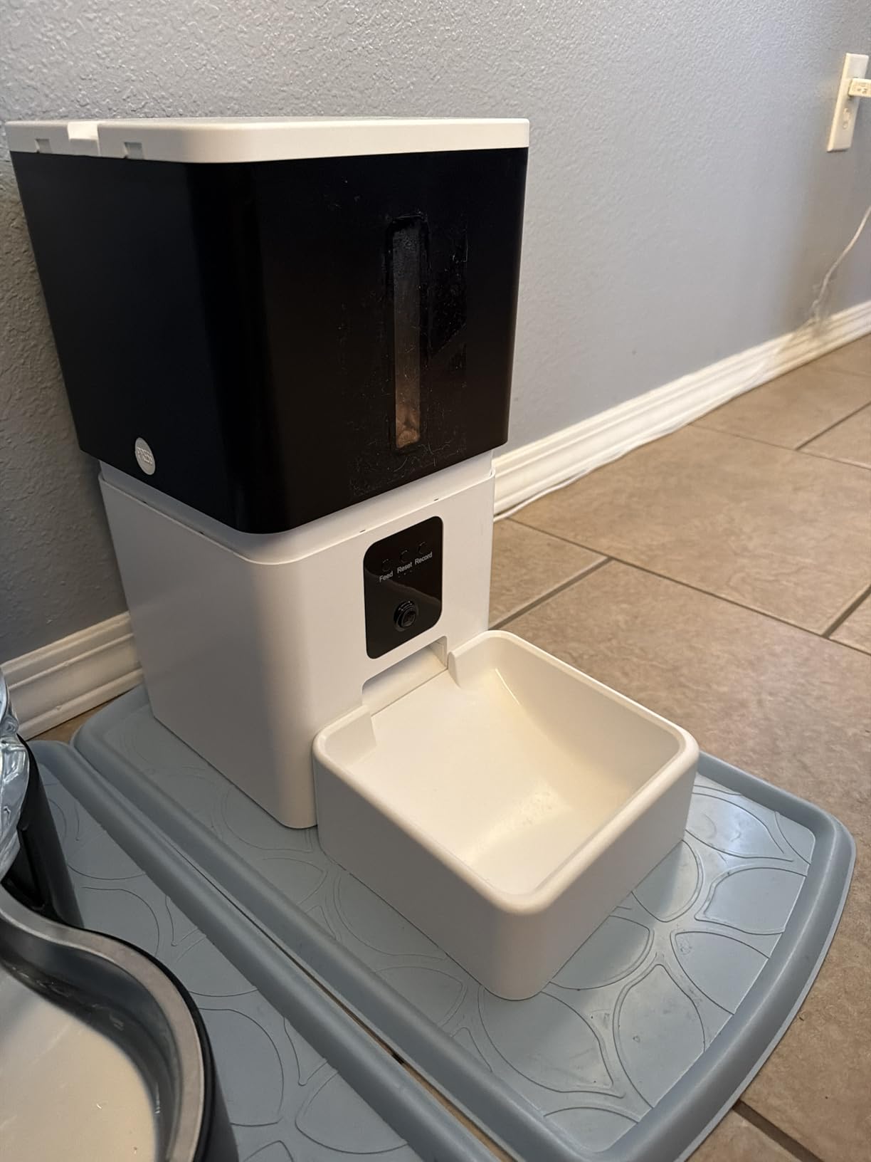Automatic Dog Feeder with Camera: 8L/33 Cups 5G WiFi Timed Food Dispenser for Medium Dogs - 1080P HD Night Vision Video Recording 2-Way Audio APP Control customer photo 2