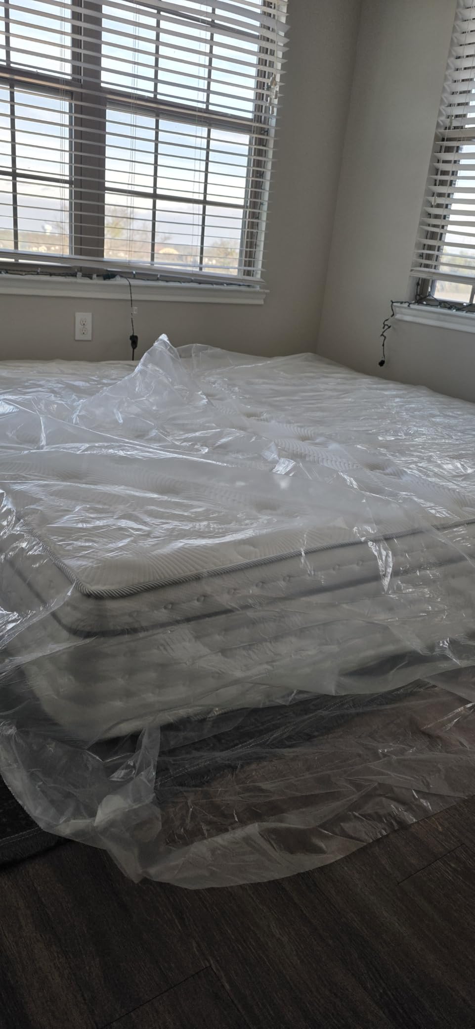 BedStory Medium Firm King Mattress 14 Inch, Hybrid King Size Mattress in a Box, Back Pain Relief, Luxury Pocket Spring Mattress, Fiberglass-Free, No Odor, 10 Year Warranty customer photo 1