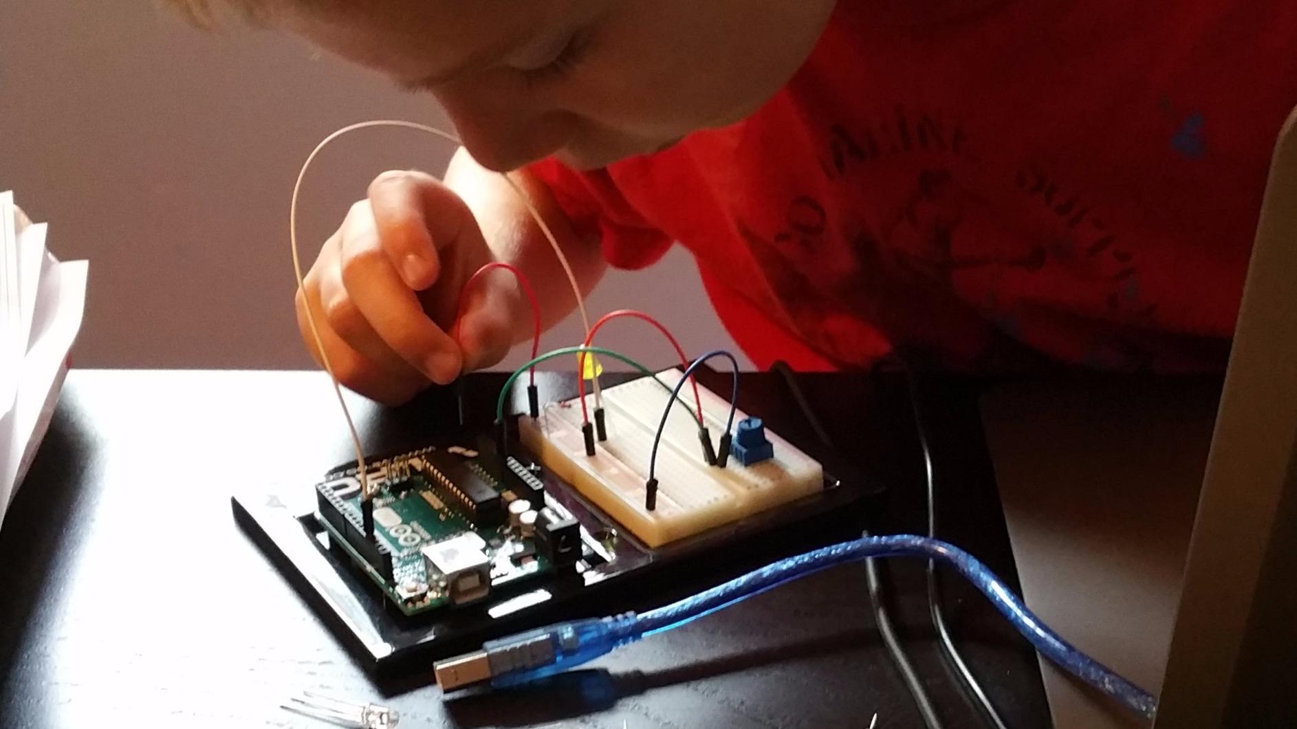 Vilros Arduino Uno Starter Kit - Includes Arduino Uno R3 Board, 190+ Electronics Components, Breadboard, Jumper Wires, DC Motor, Servo, Relay, Full-Color 72 Page Manual [190+ Pieces] customer photo 2