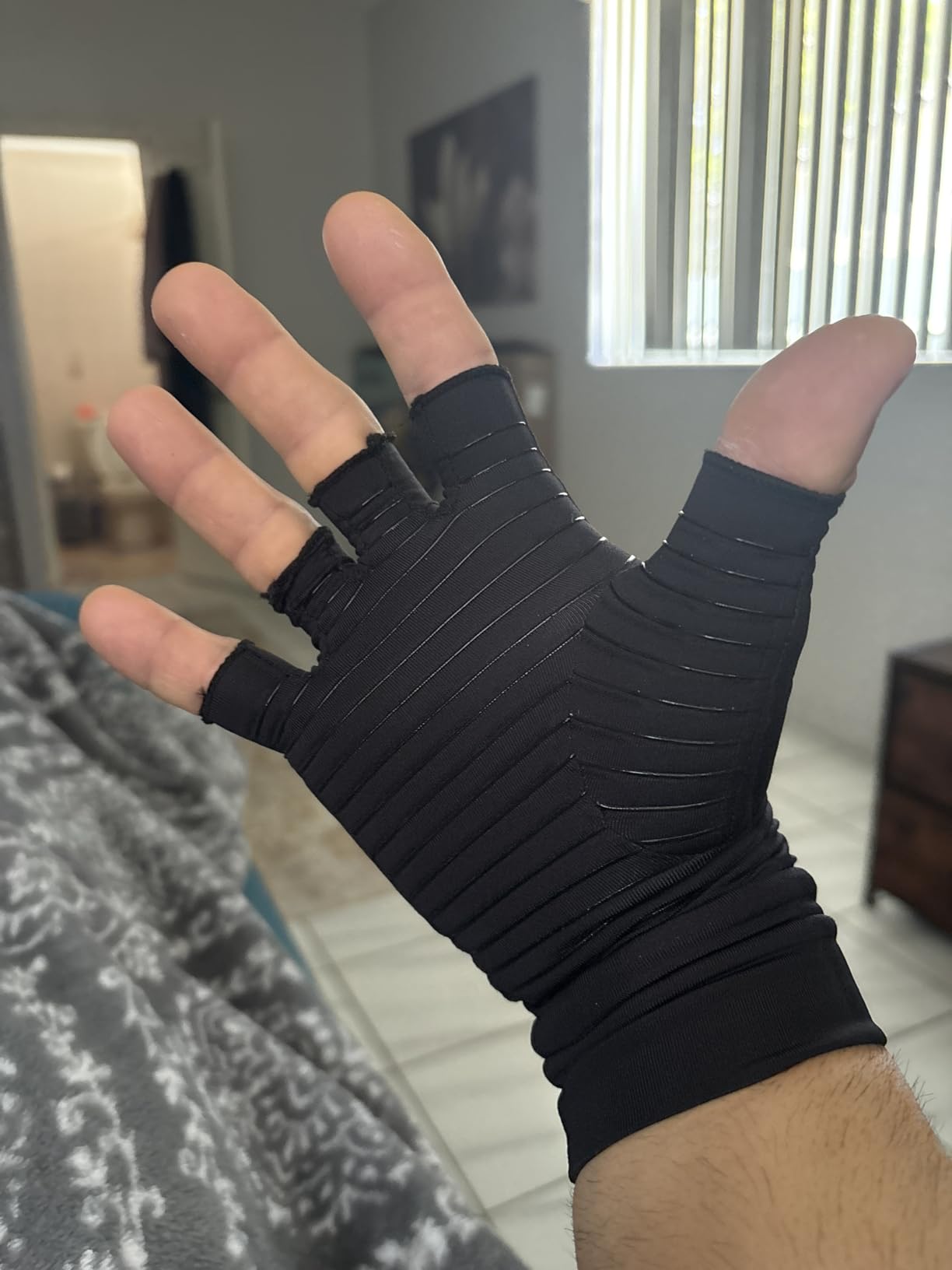 Copper Compression Arthritis Gloves | Fingerless Arthritis Carpal Tunnel Pain Relief for Men & Women | Hand Support Wrist Brace for Neuropathy, Rheumatoid, Tendonitis, Swelling, Crocheting, Typing (L) customer photo 1