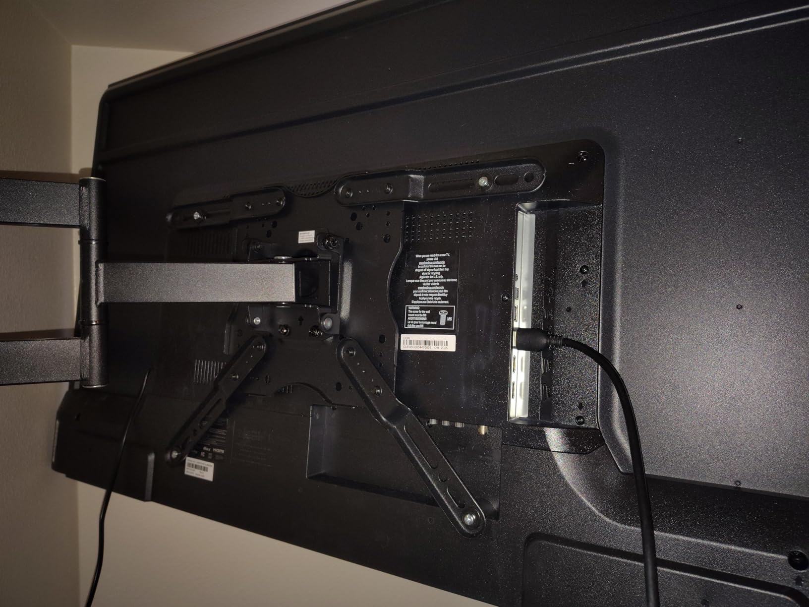 Amazon Basics Full Motion Articulating TV Wall Mount, with Swivel and Tilt, for 26