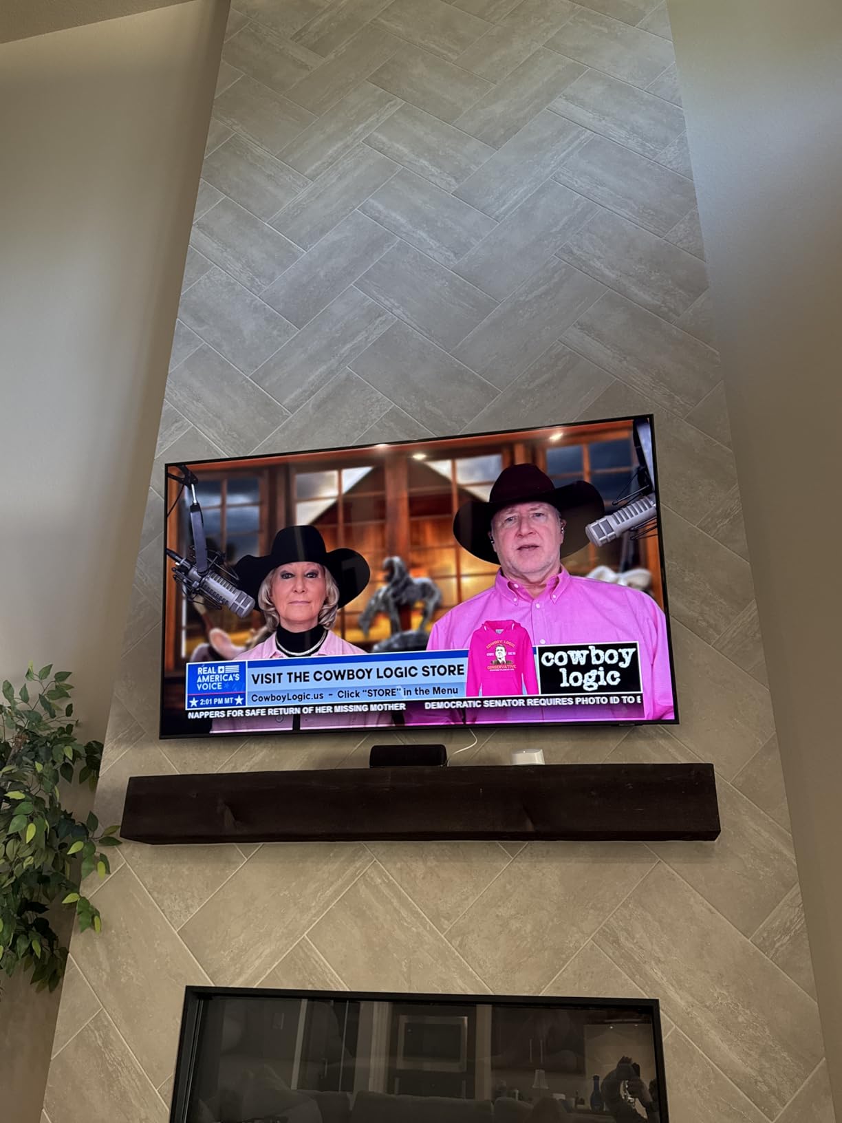 USX MOUNT UL Listed Full Motion TV Mount, Swivel Articulating Tilt TV Wall Mount for 26-65 Inch LED, 4K, Wall Mount Bracket with VESA 400x400mm Up to 77lbs, Perfect Center Design -XMM006-1 customer photo 1
