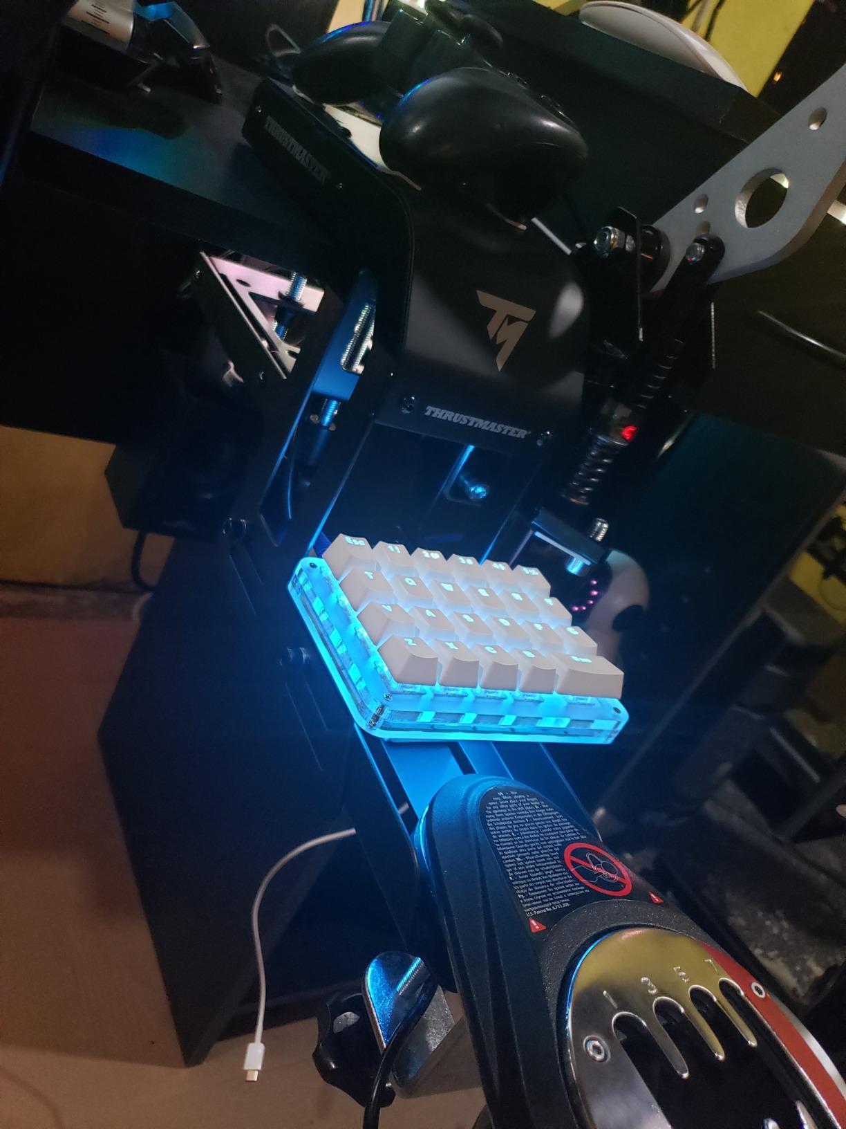 Thrustmaster Racing Clamp (Compatible with PS5, PS4, XBOX Series X/S, One, PC) customer photo 1