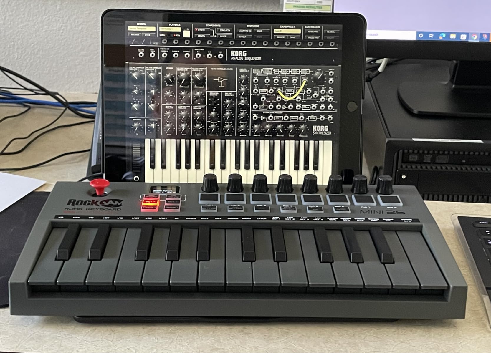 RockJam 61-Key Compact Keyboard Piano with LED Display, Keynote Stickers & Lessons customer photo 1