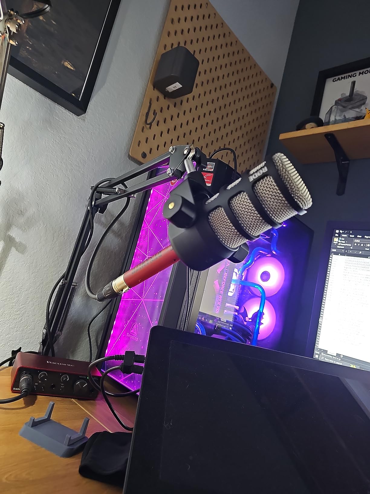 sE Electronics DM1 Dynamite Ultra-Slim Inline Microphone Preamp for Ribbon & Dynamic Microphones - Mic Preamp with +28dB Gain for Clean, Natural Sound - Ideal for Podcasting & Live Sound customer photo 1