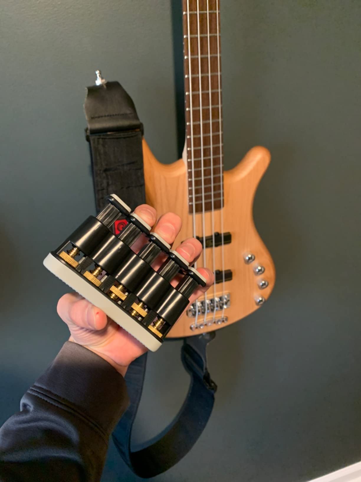 DILIMI Finger Strengthener, Guitar Beginner Exercier, Finger Trainer, Hand Grip Strength Trainer for Athletes,Musicians customer photo 2