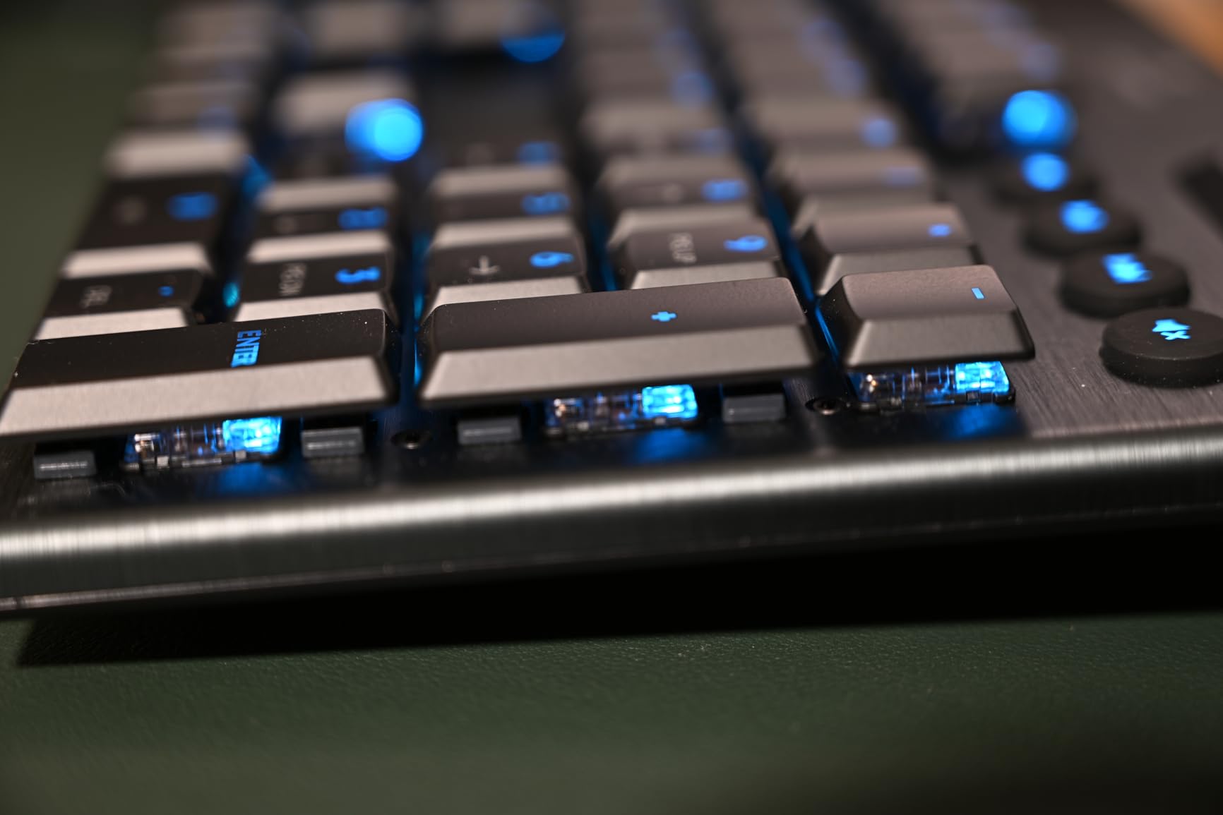 Logitech G915 Lightspeed RGB Mechanical Gaming Keyboard, Low Profile GL Tactile Key Switch, LIGHTSYNC RGB, Advanced Wireless and Bluetooth Support - Tactile, Black customer photo 1