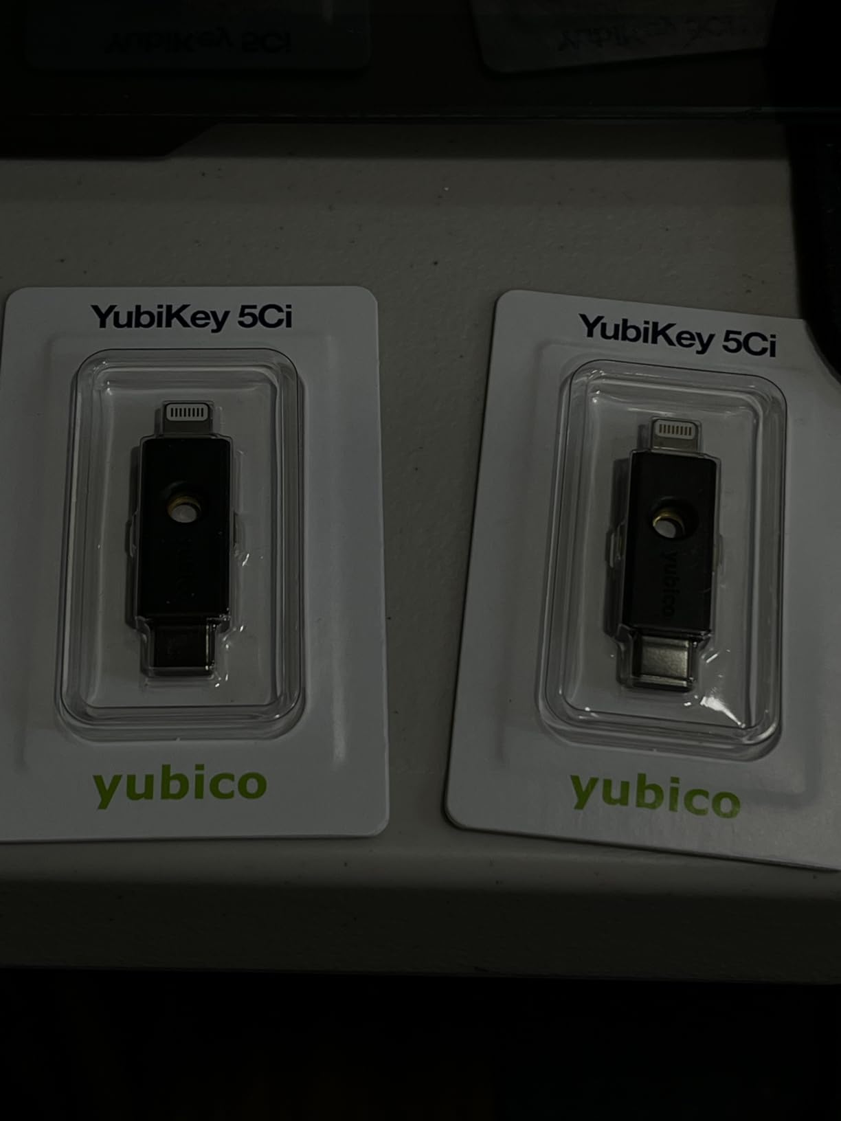Yubico - YubiKey 5Ci - Multi-Factor authentication (MFA) Security Key and passkey for iPhone/Android/PC, Dual connectors for Lighting/USB-C, FIDO Certified customer photo 1
