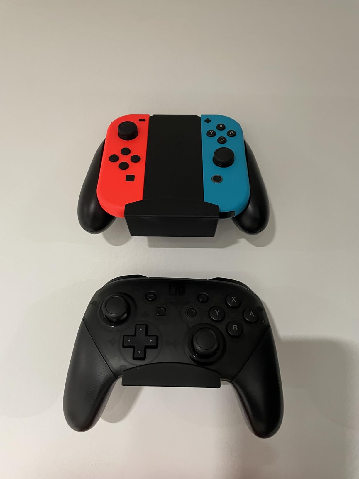 BRAINWAVZ Game Controller Holder Wall Mount Stand (2 Pack) for Xbox, PS5, Series X, ONE, PS4, PS3, Switch, Nintendo, PC & More, Fits Latest & Retro Gamepads, Stick On, Easy to Install, UGC1 customer photo 1