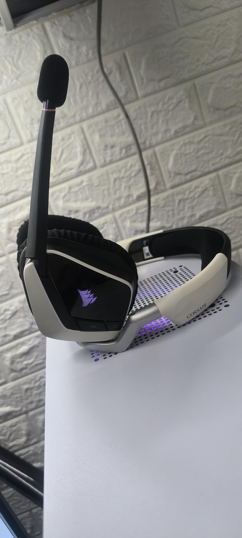 Corsair Void RGB Elite Wireless Gaming Headset - 7.1 Surround Sound - Omni-Directional Microphone - Microfiber Mesh Earpads - Up to 40ft Range - iCUE Compatible - PC, Mac, PS5, PS4 - Carbon customer photo 1
