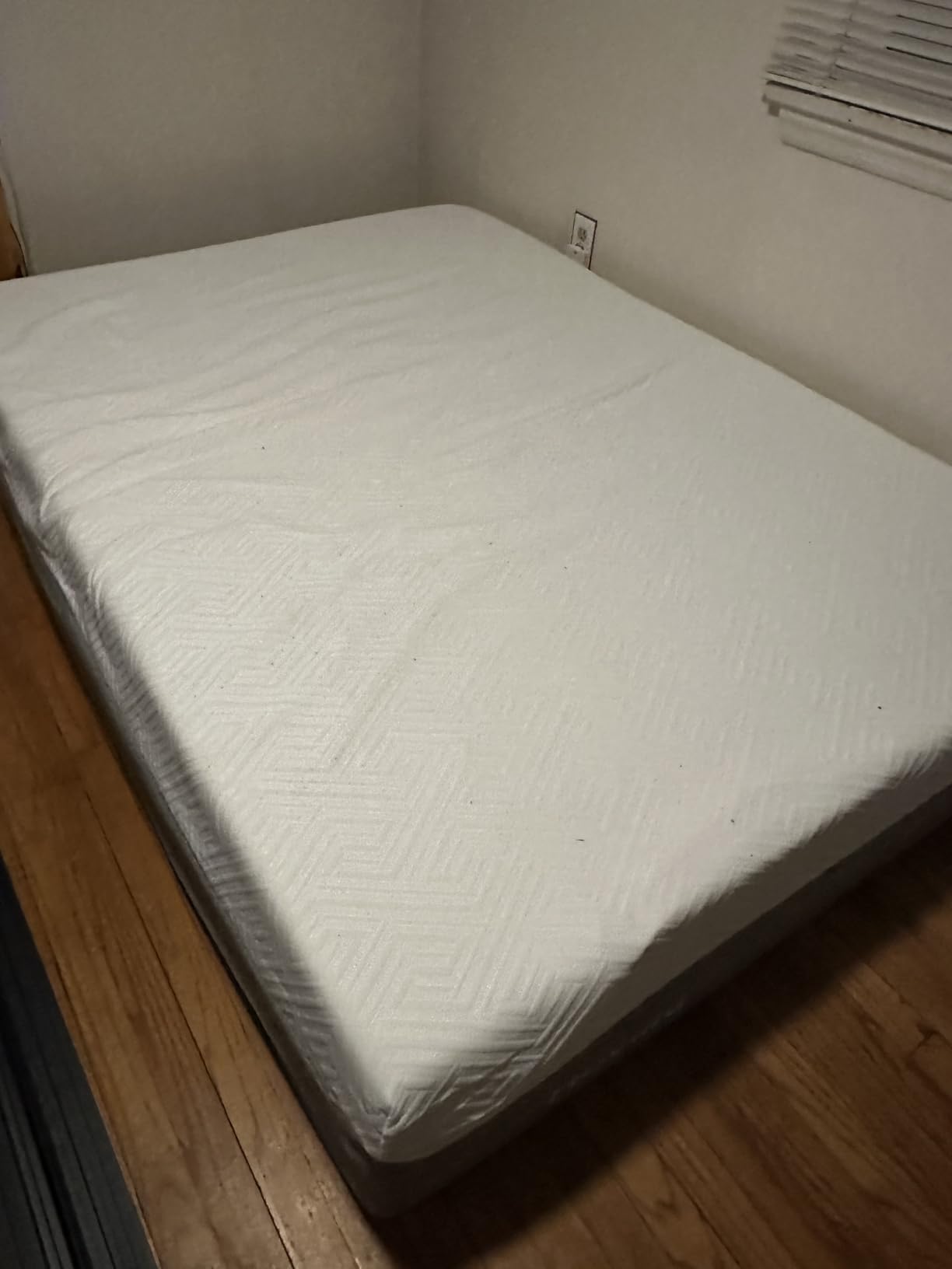 Novilla Queen Size Mattress, 12 inch Gel Memory Foam Mattress for a Cool Sleep & Pressure Relief, Medium Firm Feel with Motion Isolating, Bliss customer photo 1