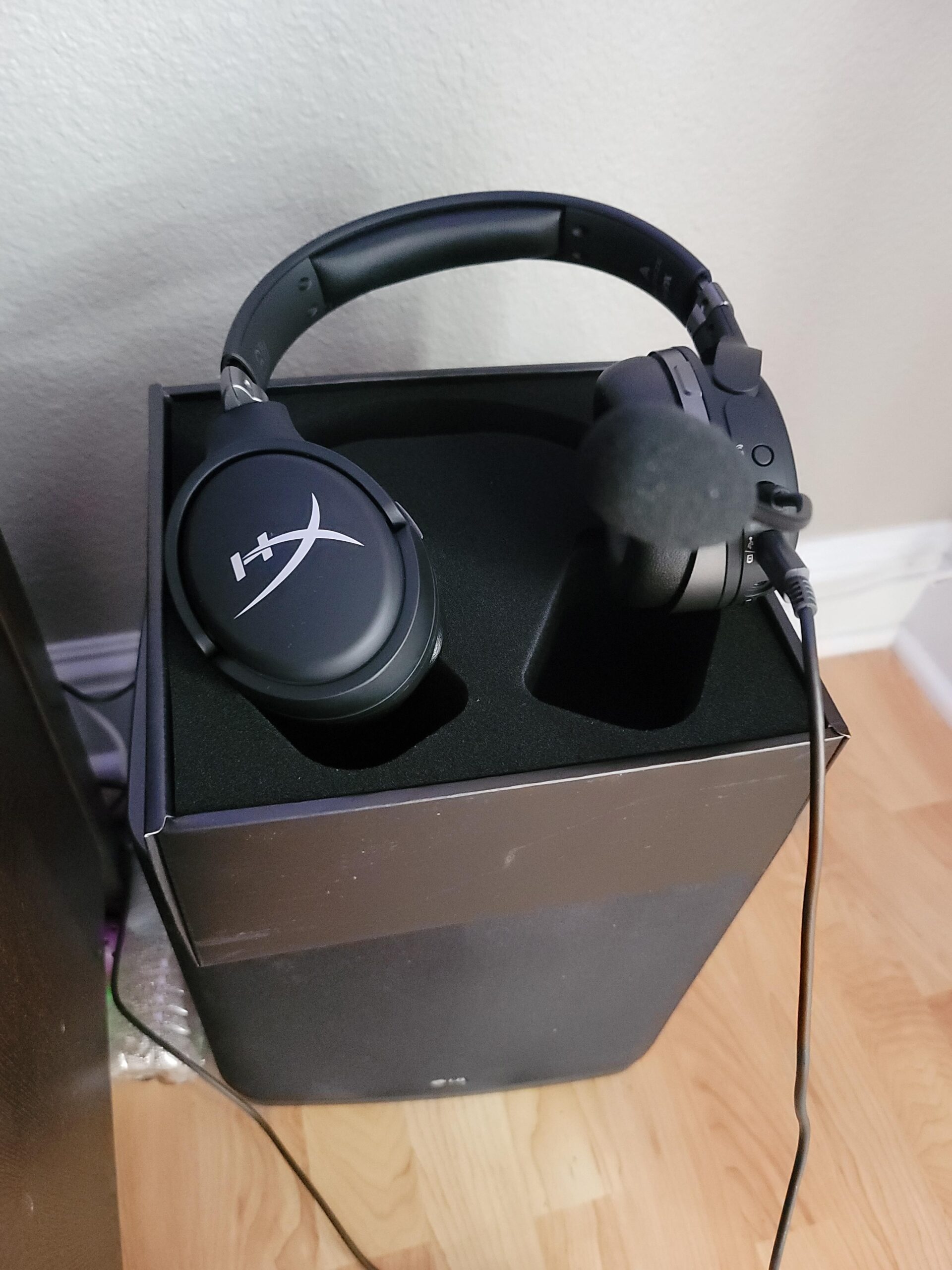 HyperX Cloud Orbit S-Gaming Headset, Head Tracking, Compatible with PC, Xbox One, PS4, Mac, Mobile, Nintendo Switch, Planar Magnetic Headphones (HX-HSCOS-GM/WW) (Renewed) customer photo 2