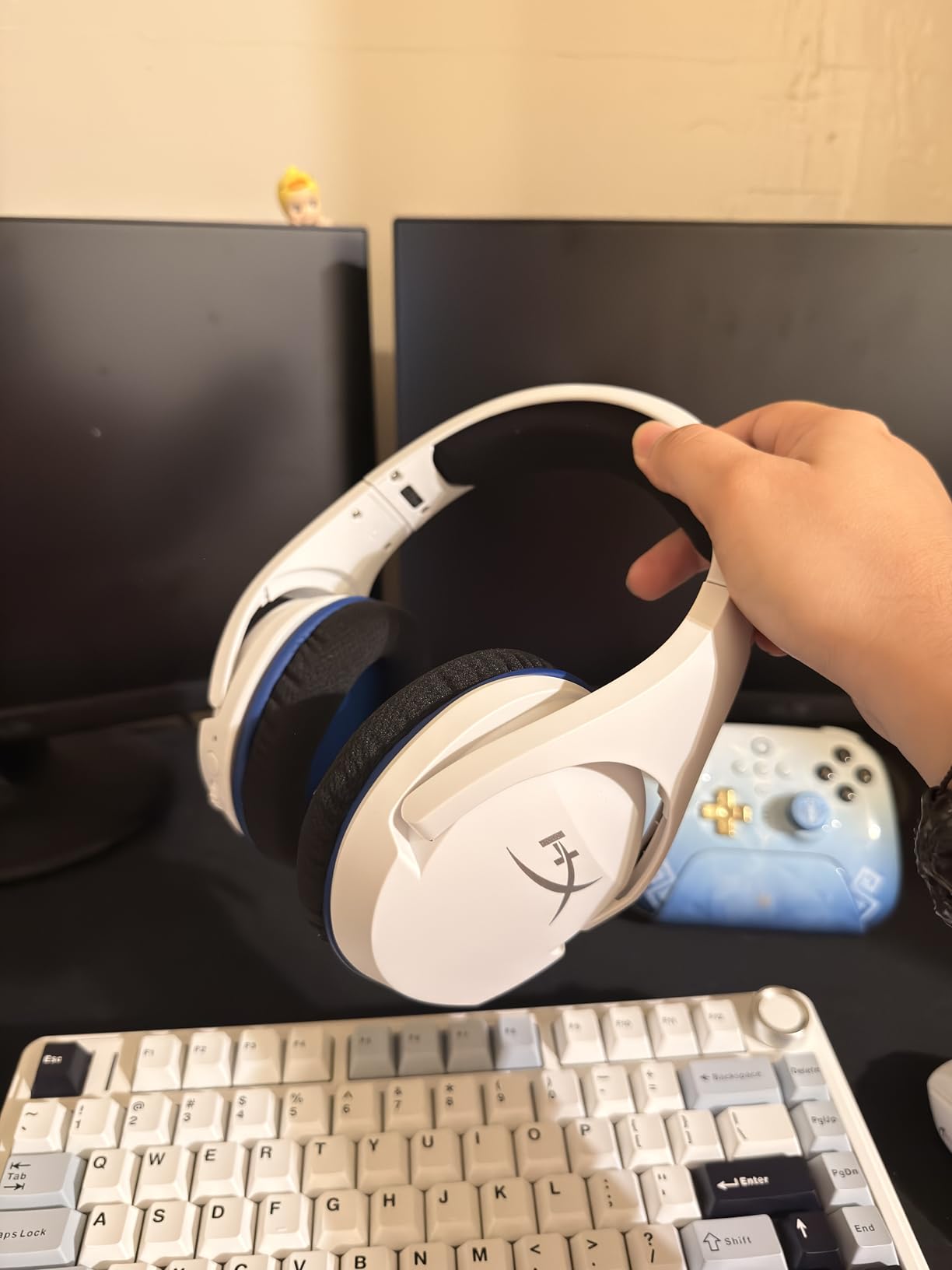 HyperX Cloud Stinger Core - Wireless Gaming Headset, for PS4, PS5, PC, Lightweight, Durable Steel Sliders, Noise-Cancelling Microphone - White customer photo 1