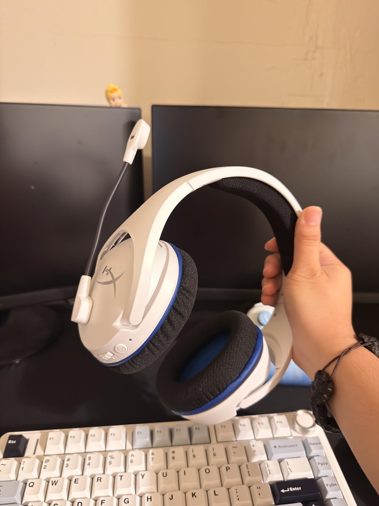HyperX Cloud Stinger Core - Wireless Gaming Headset, for PS4, PS5, PC, Lightweight, Durable Steel Sliders, Noise-Cancelling Microphone - White customer photo 2