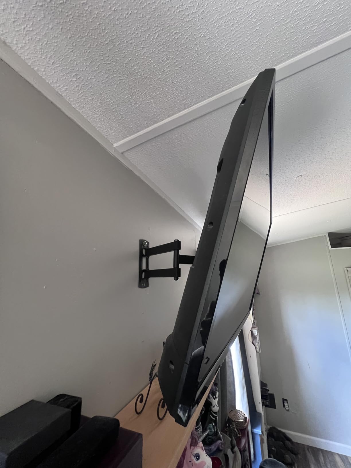 Pipishell Full Motion TV Wall Mount for 26-65 inch Flat or Curved TVs up to 77 lbs, TV Bracket Wall Mount with Articulating Arms, Extension, Tilt, Swivel, Leveling, Max VESA 400x400mm, PIMF7 customer photo 2