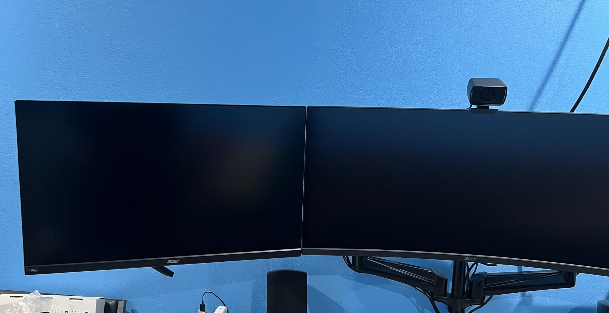 HUANUO Gaming Triple Monitor Stand, Full Motion Articulating Triple Monitor Mount Fit 17 to 32 inch Flat/Curved LCD Computer Screens with Clamp, Grommet Kit, Silver customer photo 2