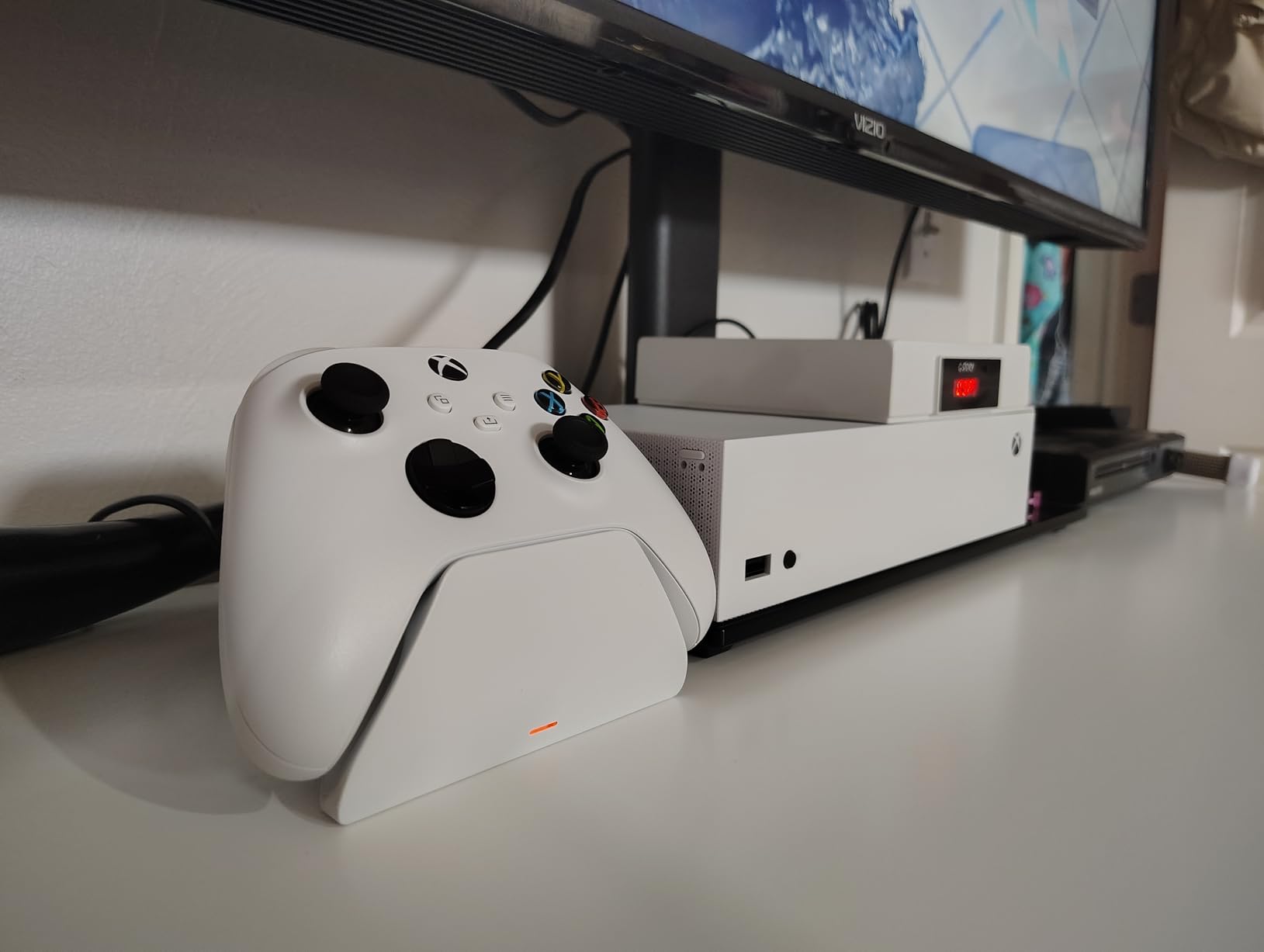 Robot White - Universal Xbox Pro Charging Stand with 1200 mAh Rechargeable Battery, Charging Dock, Charging Station for Xbox Series X|S and Xbox One customer photo 1