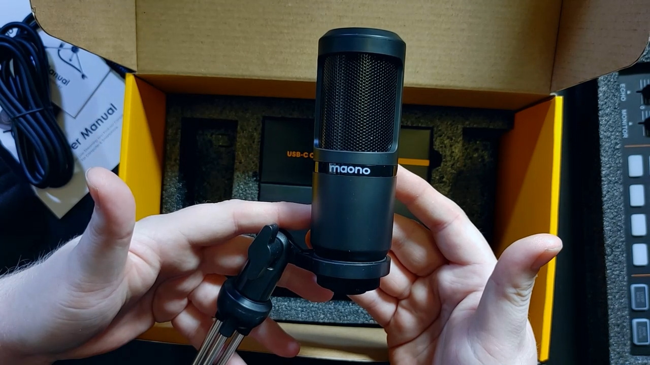 MAONO Podcast Equipment Bundle Audio mixer All-in-One Podcast Production Studio with 3.5mm Microphone for Live Streaming, Recording, PC, Smartphone, DJ MaonoCaster Lite customer photo 1