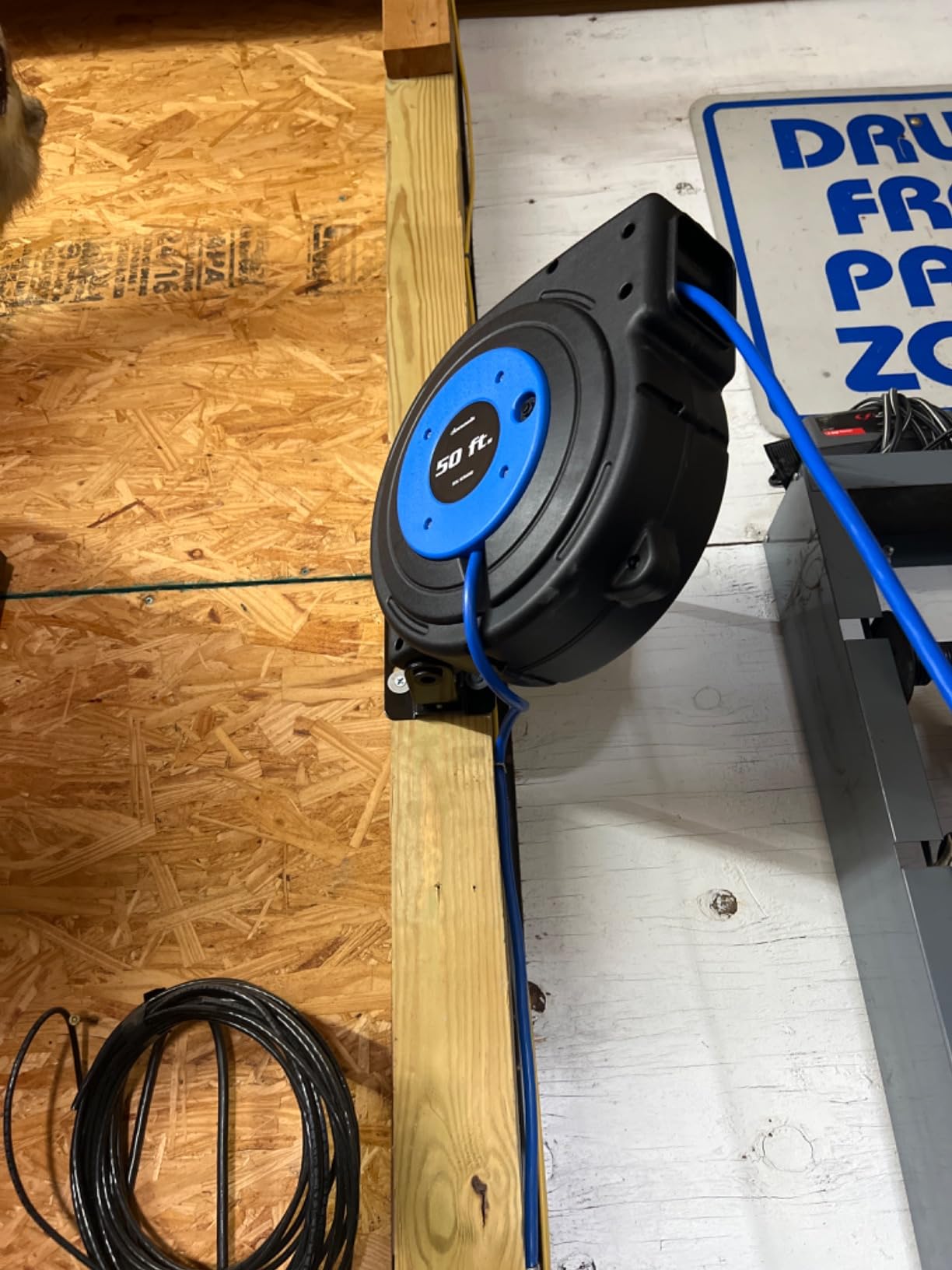 DEWENWILS Retractable Extension Cord Reel, 50 FT Heavy Duty Power Cord, 14AWG/3C SJTOW, 3 Grounded Outlets Lighted Triple Tap, 13 Amp Circuit Breaker, UL Listed,1 BOX customer photo 2