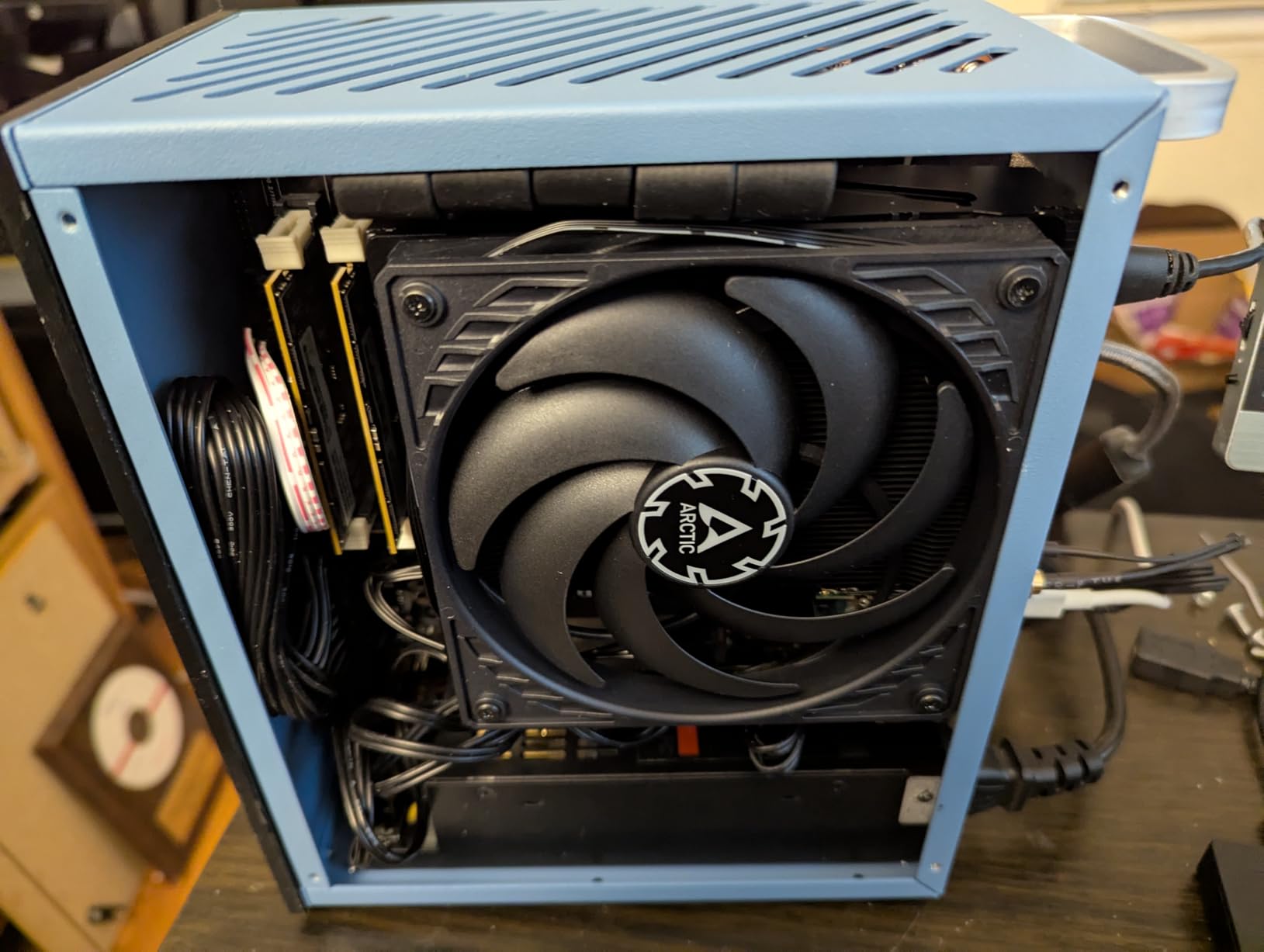 ARCTIC P12 Slim PWM PST - PC Fan, 120mm Case Fan with PWM Sharing Technology (PST), Pressure-optimised, Quiet Motor, Computer, Extra Slim, 300-2100 RPM - Black customer photo 1