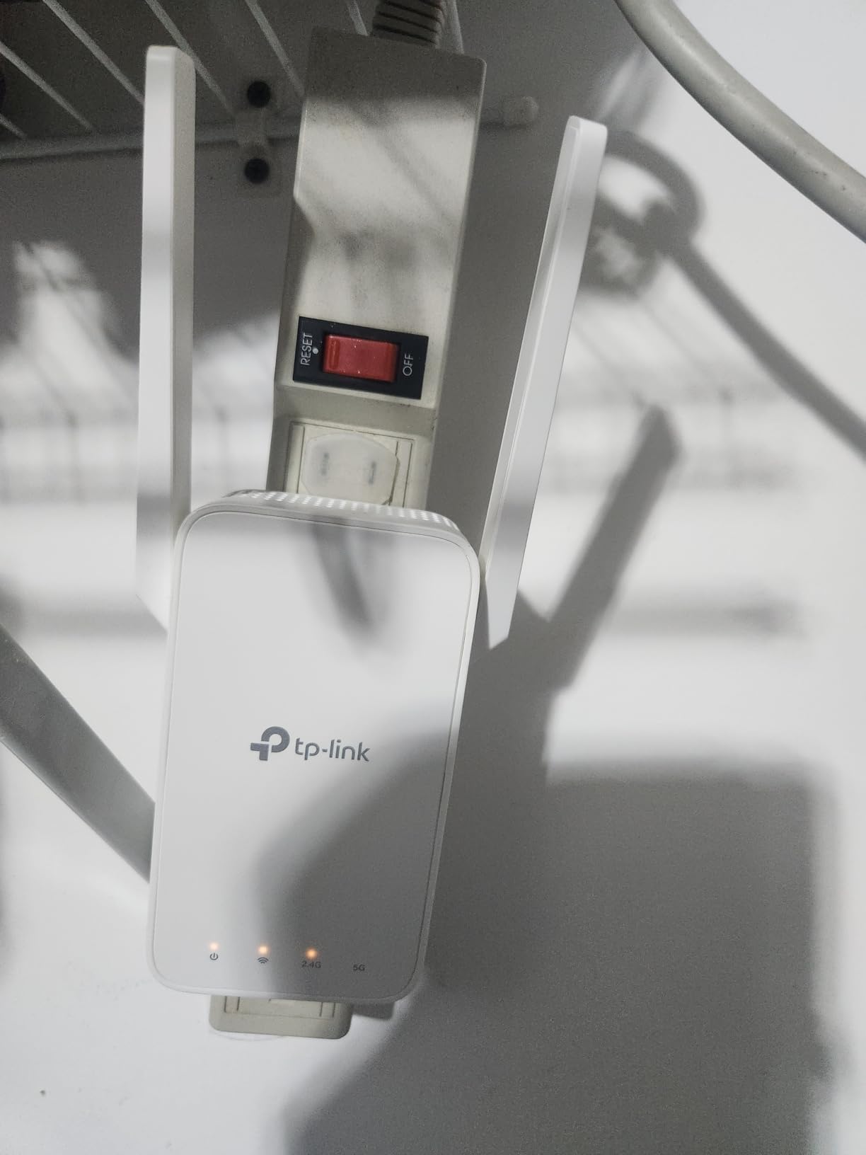 TP-Link AC1200 WiFi Extender, 2023 Engadget Best Budget Pick, 1.2Gbps Signal Booster for Home, Dual Band 5GHz/2.4GHz, Covers Up to 1500 Sq.ft and 30 Devices, Support Onemesh, One Ethernet Port (RE315) customer photo 1