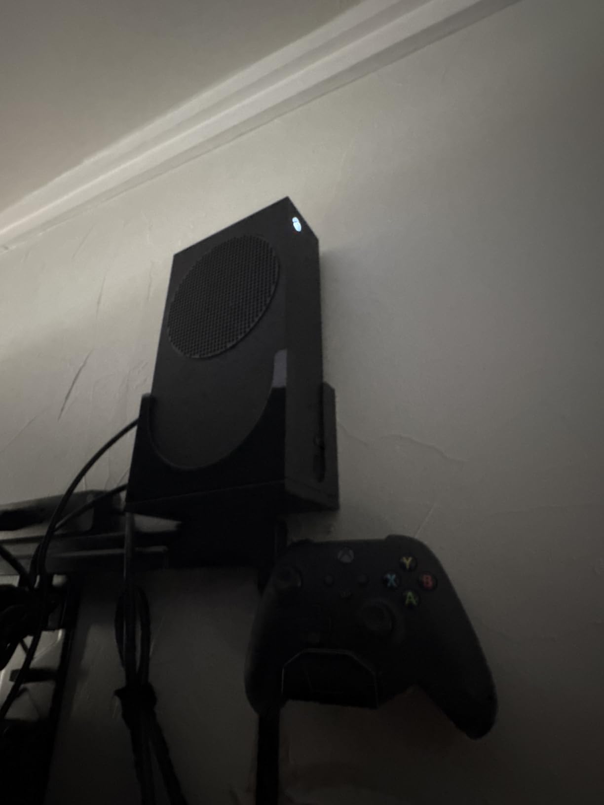 TotalMount - Wall Mount for Xbox Series S - Holds Xbox Series S on a Wall by Your TV (White Mount) customer photo 1