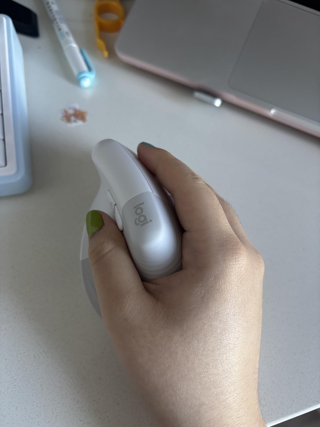 Logitech Lift for Mac Wireless Vertical Ergonomic Mouse, Bluetooth, Quiet Clicks, Silent Smartwheel, 4 Customizable Buttons, for macOS/iPadOS/MacBook Pro/MacBook Air/iMac/iPad - Off White customer photo 1
