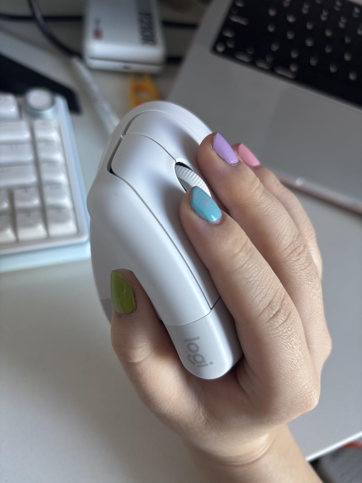 Logitech Lift for Mac Wireless Vertical Ergonomic Mouse, Bluetooth, Quiet Clicks, Silent Smartwheel, 4 Customizable Buttons, for macOS/iPadOS/MacBook Pro/MacBook Air/iMac/iPad - Off White customer photo 2