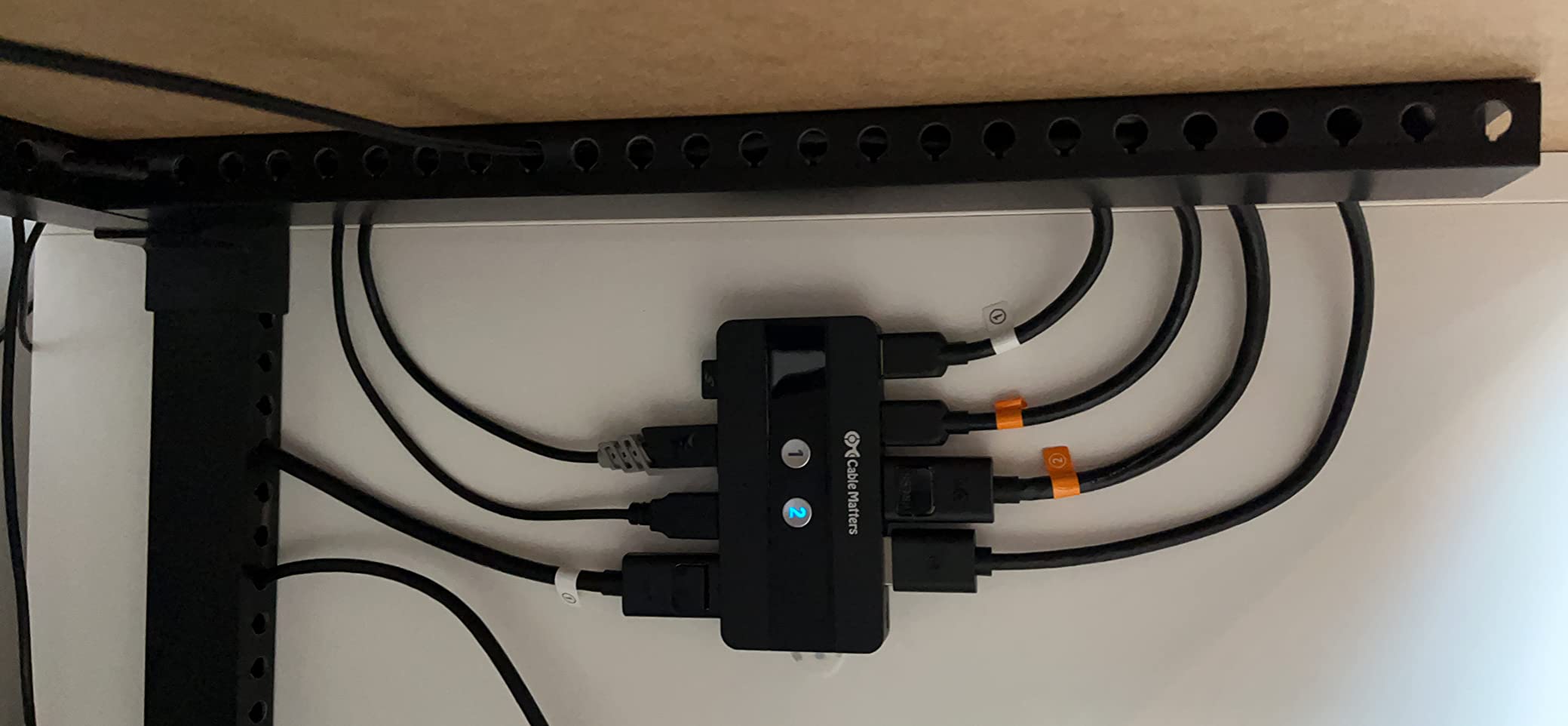 Cable Matters USB 3.0 KVM Switch DisplayPort 1.4 for 2 Computers with 8K@60Hz / 4K@240Hz Display Port Video & 3X 5Gbps USB Ports, FreeSync, G-SYNC and HDR Support customer photo 2
