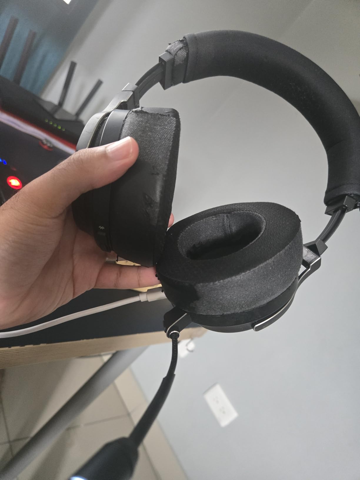 Virtuoso RGB Wireless XT Multiplatform Gaming Headset with Bluetooth - Dolby Atmos - Broadcast Quality Microphone - iCUE Compatible customer photo 1