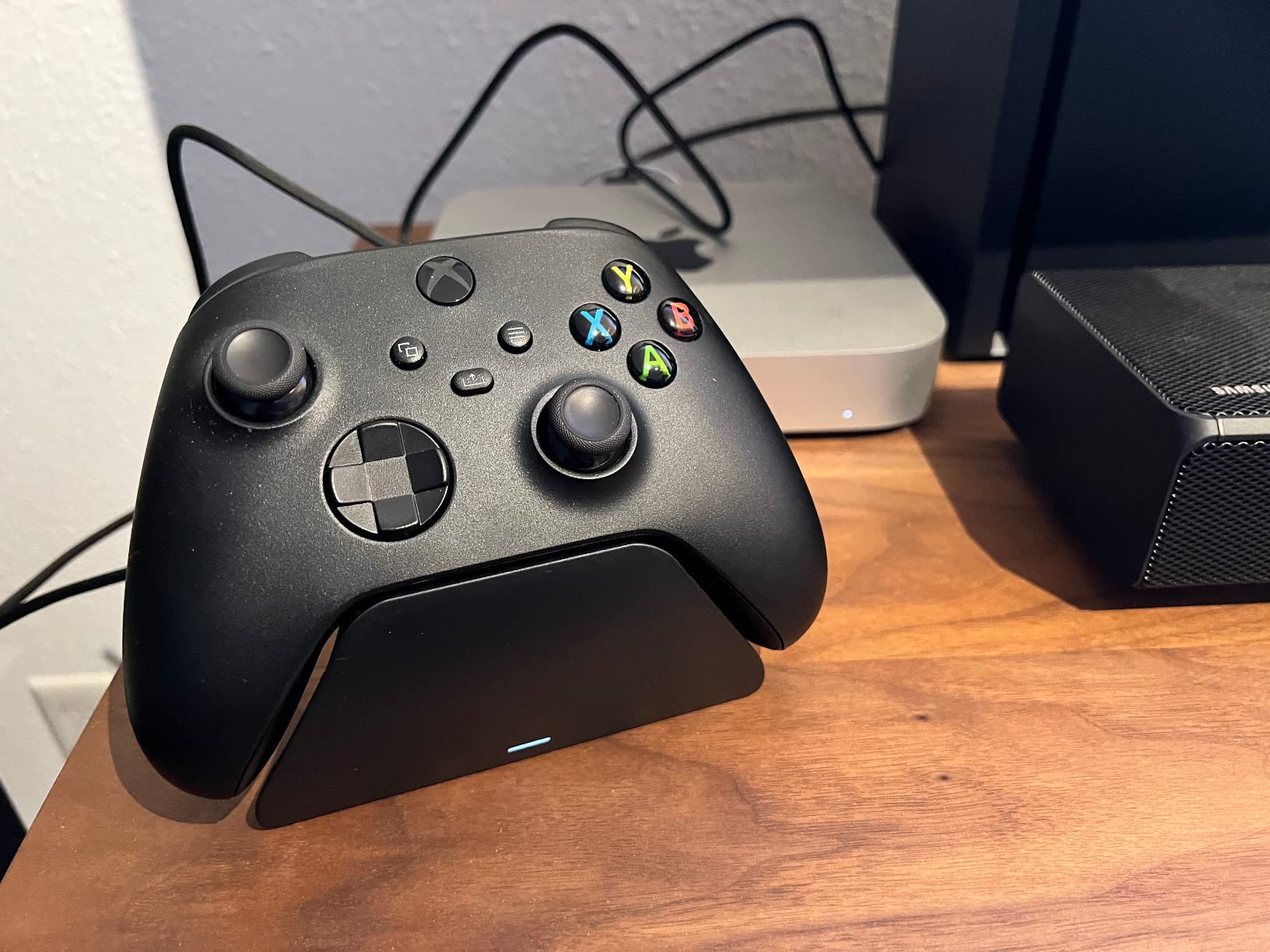 Razer Universal Quick Charging Stand for Xbox Series X|S: Magnetic Secure Charging - Perfectly Matches Xbox Wireless Controllers - USB Powered - Carbon Black (Controller Sold Separately) customer photo 1