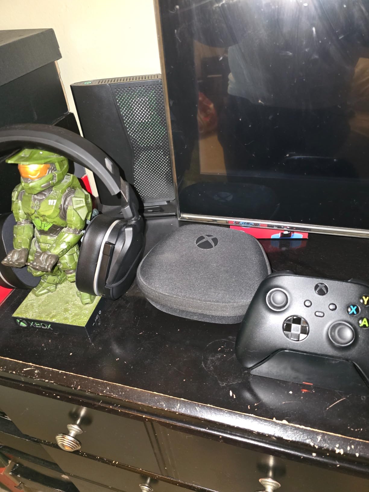Razer Universal Quick Charging Stand for Xbox Series X|S: Magnetic Secure Charging - Perfectly Matches Xbox Wireless Controllers - USB Powered - Carbon Black (Controller Sold Separately) customer photo 2