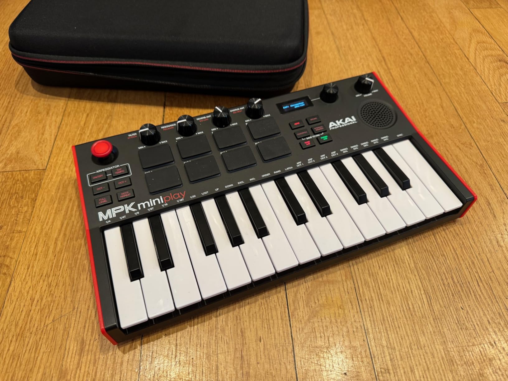 MPK Mini Play MK3 - MIDI Keyboard Controller with Built-in Speaker and Sounds Plus Dynamic Keybed, MPC Pads, Software Suite and Native Instruments Sound Package customer photo 1