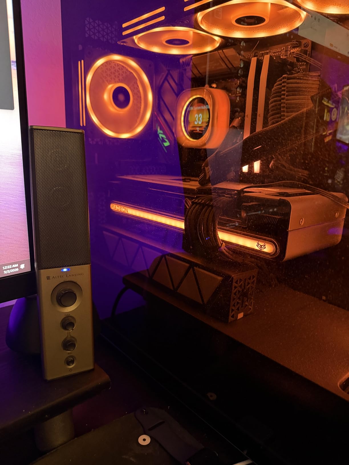 Corsair iCUE LC100 Case Accent Lighting Panels - Mini Triangle - 9X Tile Starter Kit (81 RGB LEDs with Light Diffusion, Simple Magnetic Attachment, iCUE Lighting Node PRO Included) customer photo 2
