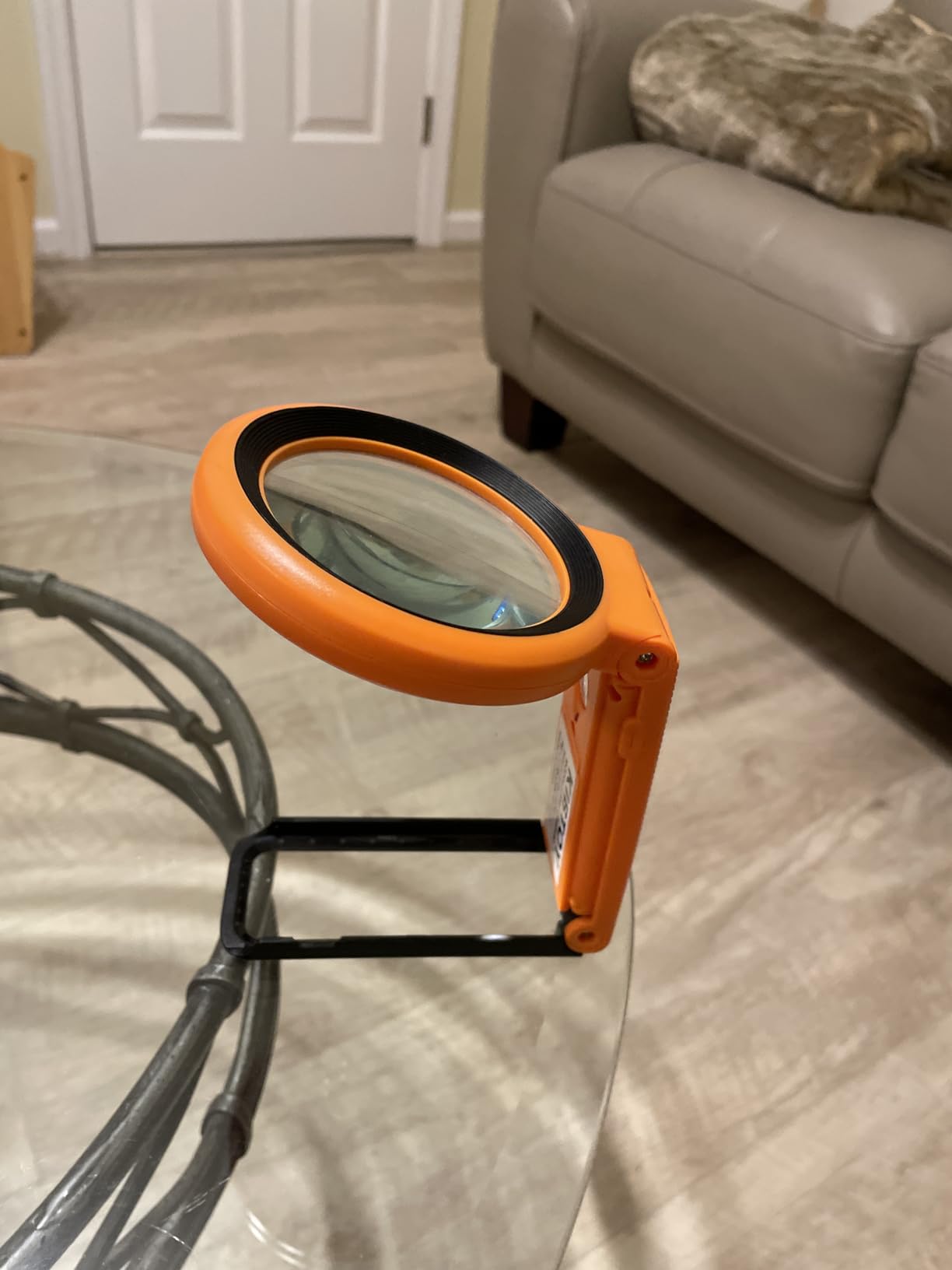 Magnifying Glass with Light and Stand, Foldable Handheld Magnifying Glass 18 LED Illuminated Lighted Magnifier for Macular Degeneration, Seniors Reading, Close Work, Coins, Jewelry White customer photo 1